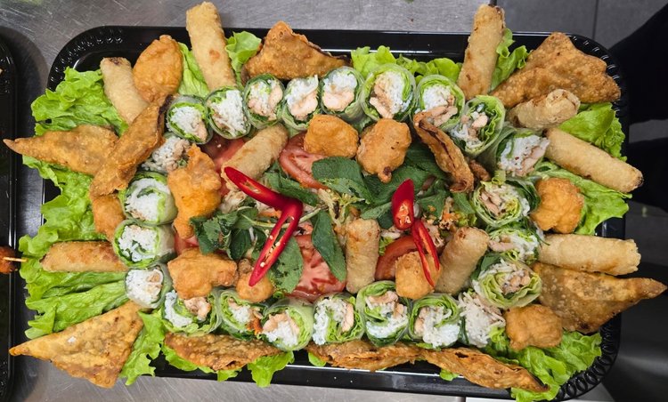 Grosse gemischte Vorspeiseplatte vom Restaurant Vietdura, ideal für Catering und Gruppen.