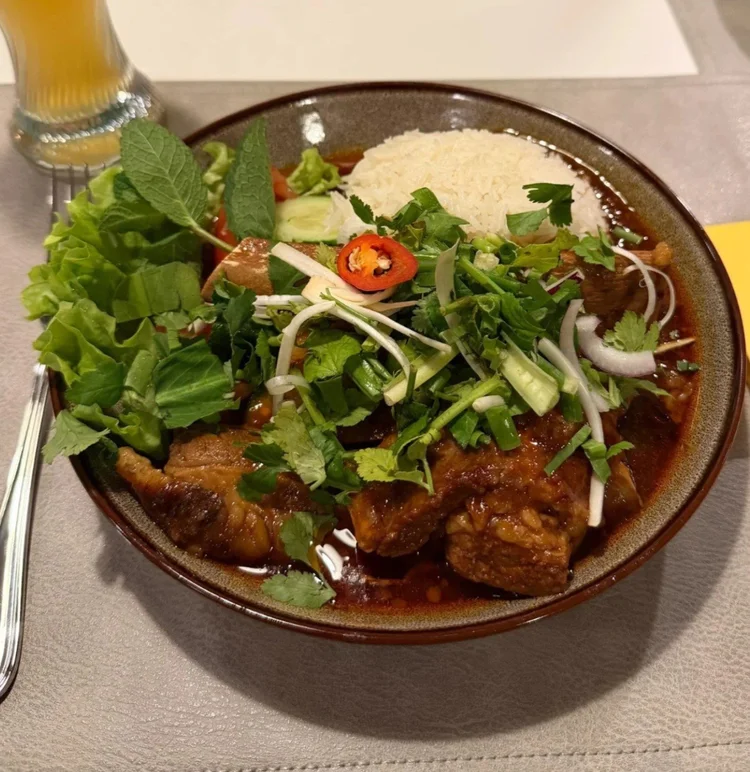 Sườn Bò Hầm: Suisse-Garantie-Rinds-Short-Rib, sechs Stunden niedergegart, mit Jasminreis und Salat.