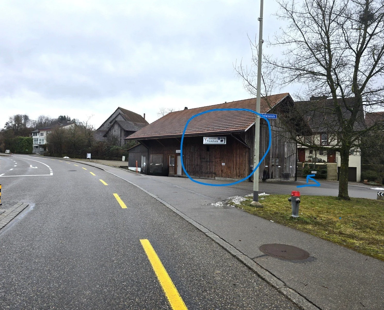 Hinweis Schild am Holz Gebäude, anfahrt für den Parkplatz vom Restaurant Vietdura.