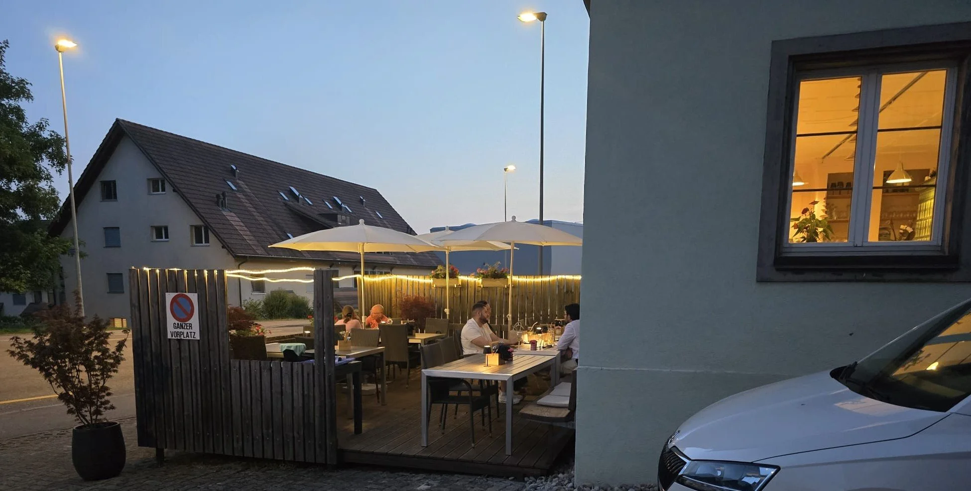 Abendliche Szene auf einer Außenterrasse Restaurants Vietdura in Tagelswangen