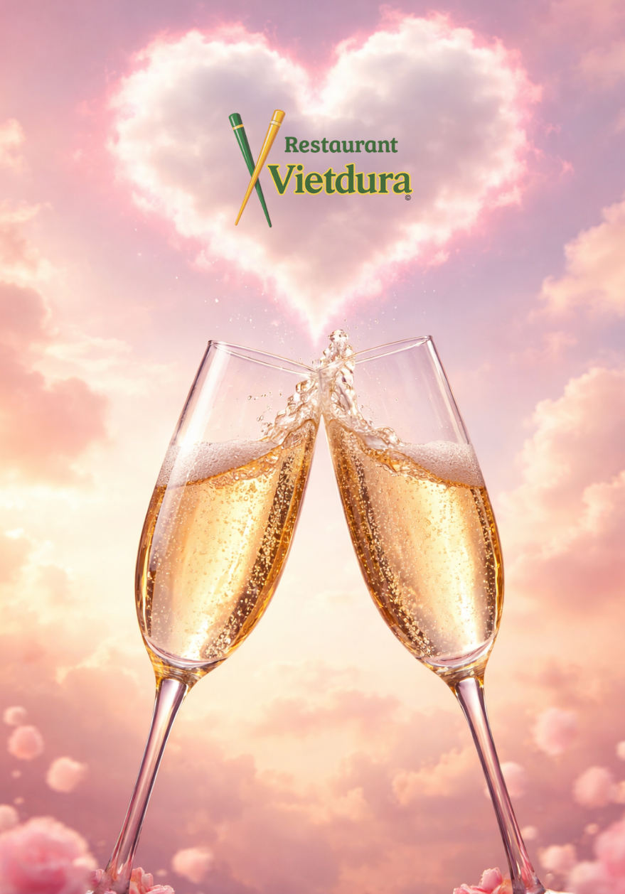 Zwei Sektgläser stoßen an, bei einem Champagner sprudelt, im Hintergrund ein Himmel mit rosa Wolken und ein großes Herz, oben ein Logo mit Essstäbchen und der Text "Restaurant Vietdura".