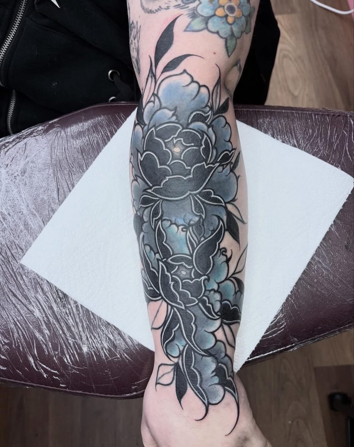 @ambergoldietattoo reworked this terrible tattoo, swipe for before and after. She is enjoying reworking bad or old tattoos, dm her @ambergoldietattoo to book in or enquire