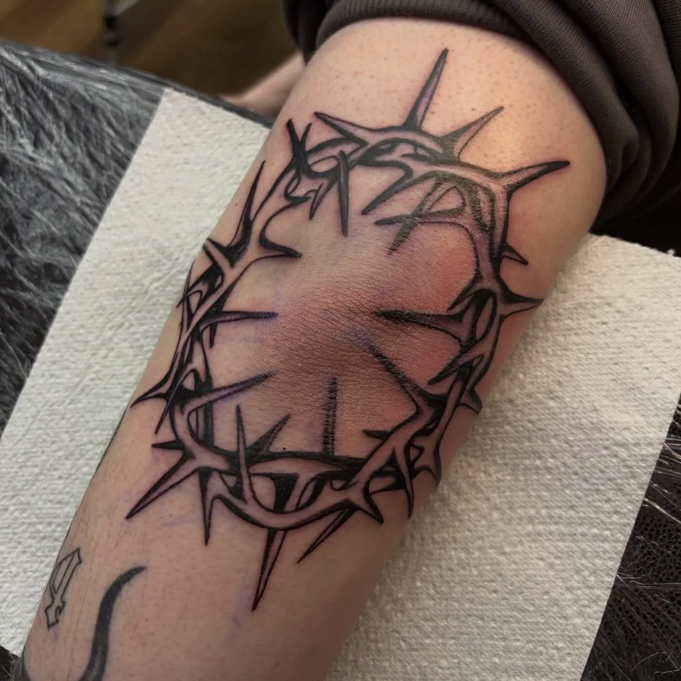 Elbow thorns by @emilybennetttattoo 
Dm Emily if you&rsquo;d like to book in or enquire with her.
#elbowtattoo #thorns #thornstattoo #traditionaltattoos #tradtattoos @portlandstreettattoo