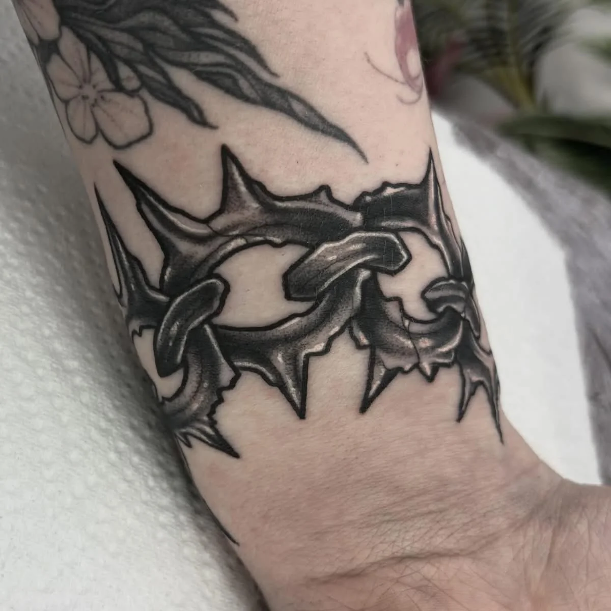 More jaggy chains from @ambergoldietattoo 
Ambers books are always open drop her a dm to enquire or book in 
#chaintattoo #thornstattoo #blackworktattoo #tradtattoos #traditionaltattoos