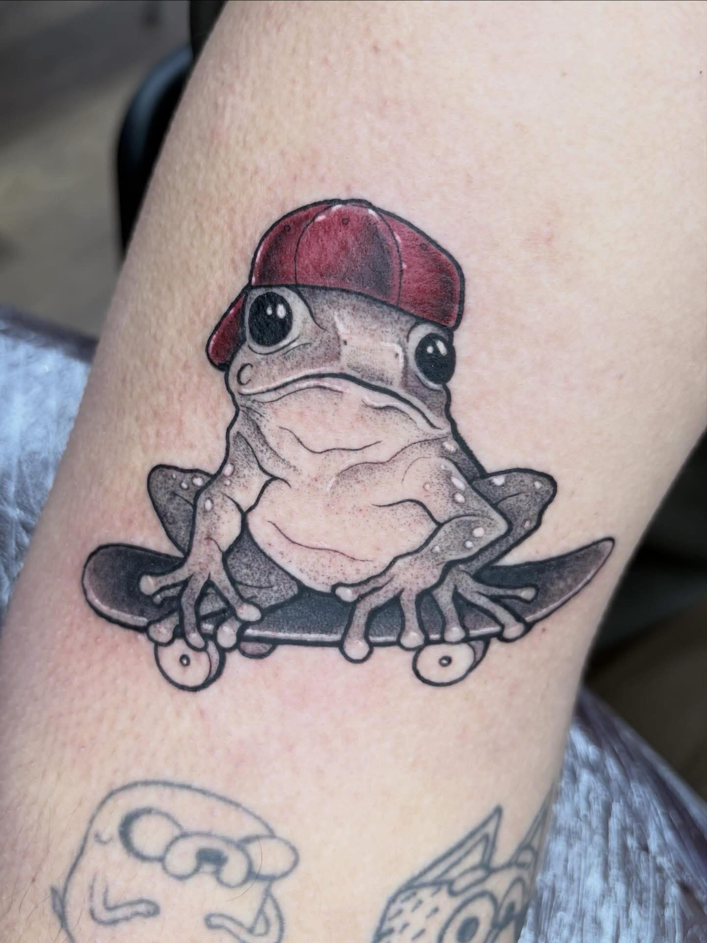 Another cool wee frog 🐸 by @ambergoldietattoo Amber has spaces available in March dm her to book in #frogtattoo #frog #tattoo @portlandstreettattoo