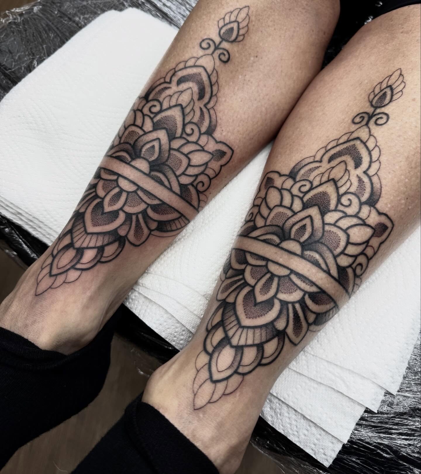 Matching set on shins by @shandannmarie