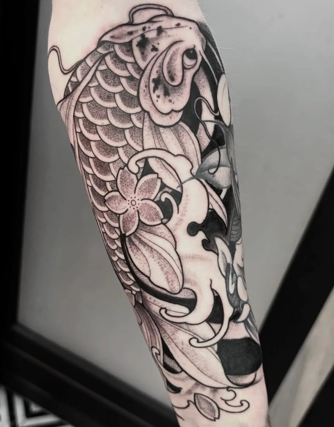 Koi fish by @ambergoldietattoo 
#koi #koifishtattoo #koifish #tattoo #dotworktattoo