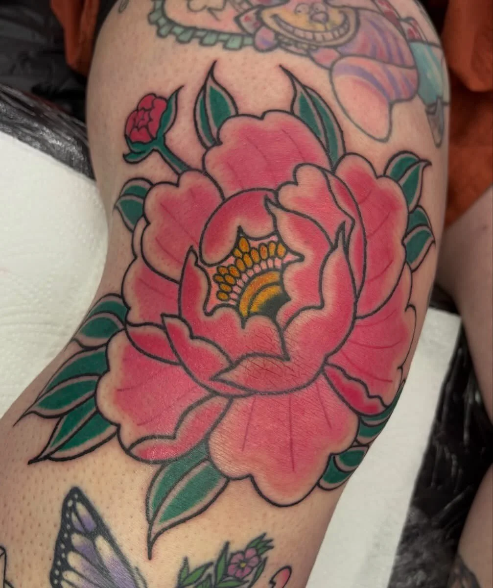 Beautiful knee tattoo by @emilybennetttattoo dm her if you&rsquo;d like to get booked in for something bold and colourful