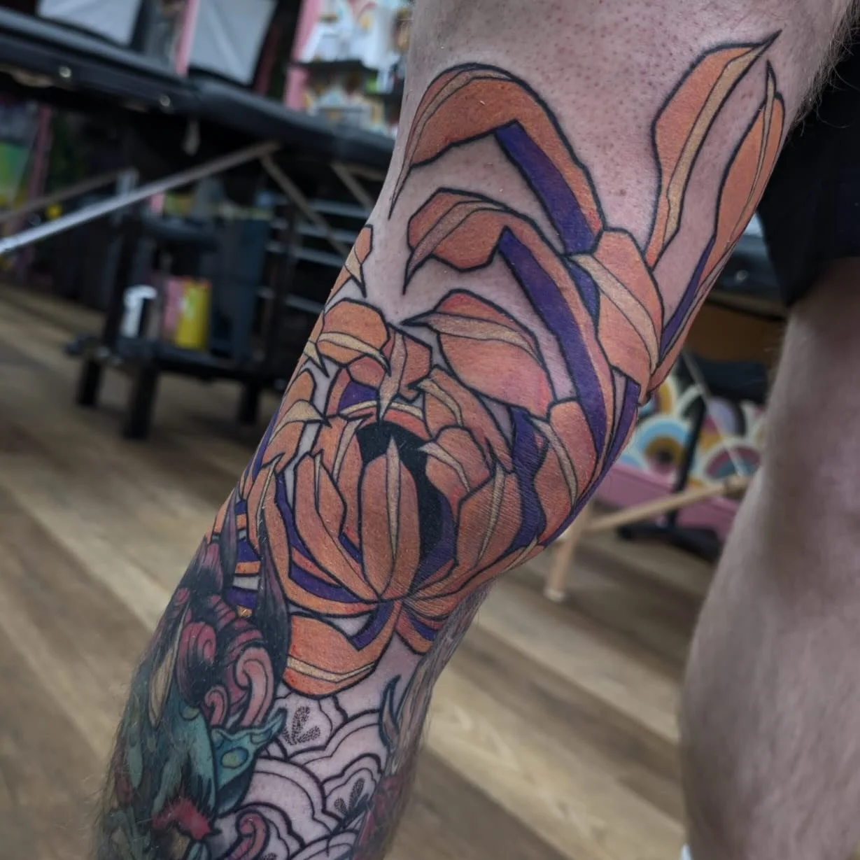Big knee flower by our @shaunboytattoo82