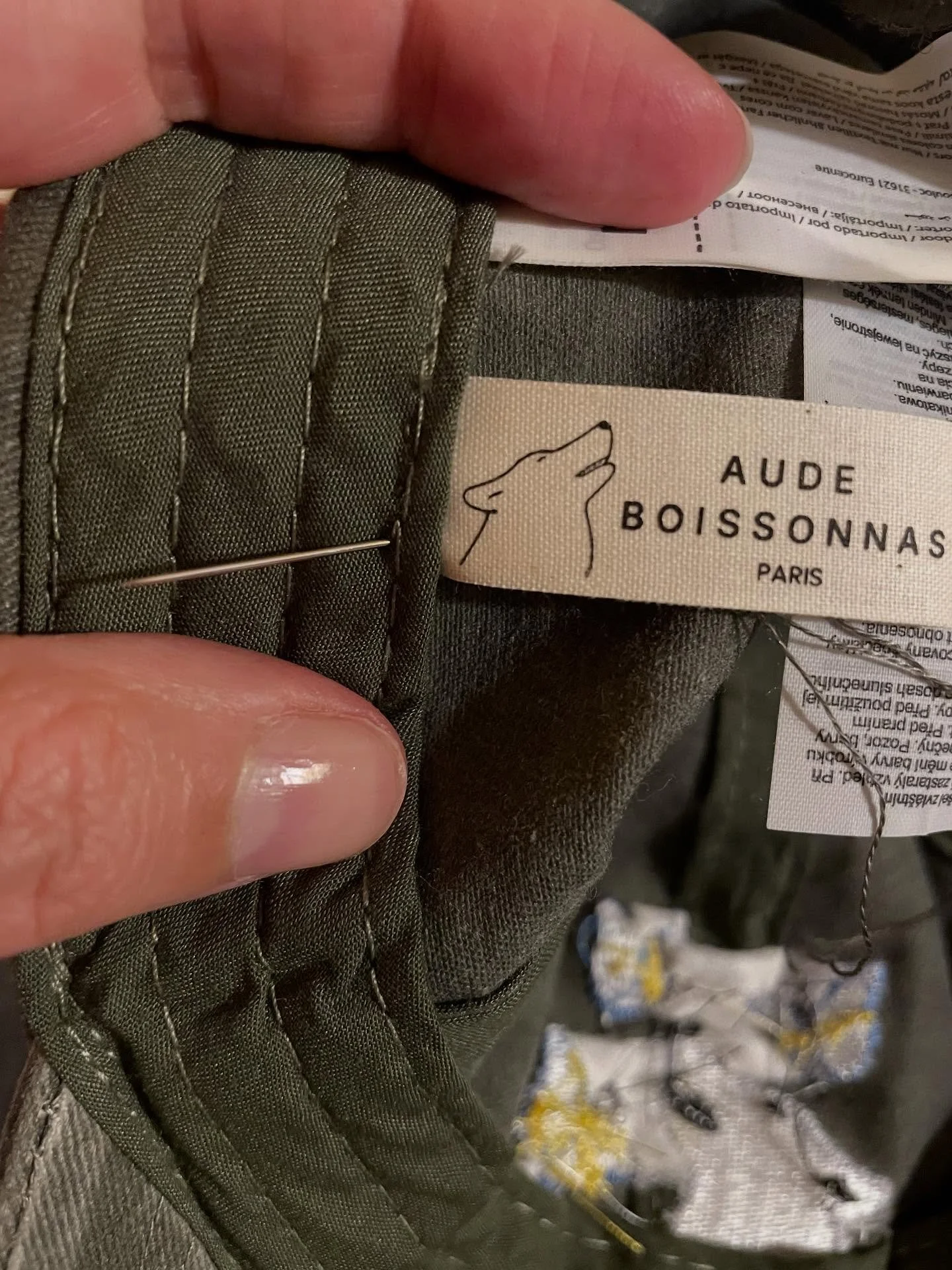 Atelier couture de mes premi&egrave;res &eacute;tiquettes afin de signer mes casquettes, fiert&eacute; ☺️

Et le choix de la musique me direz-vous ? C&rsquo;est pour le plaisir d&rsquo;&eacute;couter Patti Smith et puis oser signer ses propres cr&eac