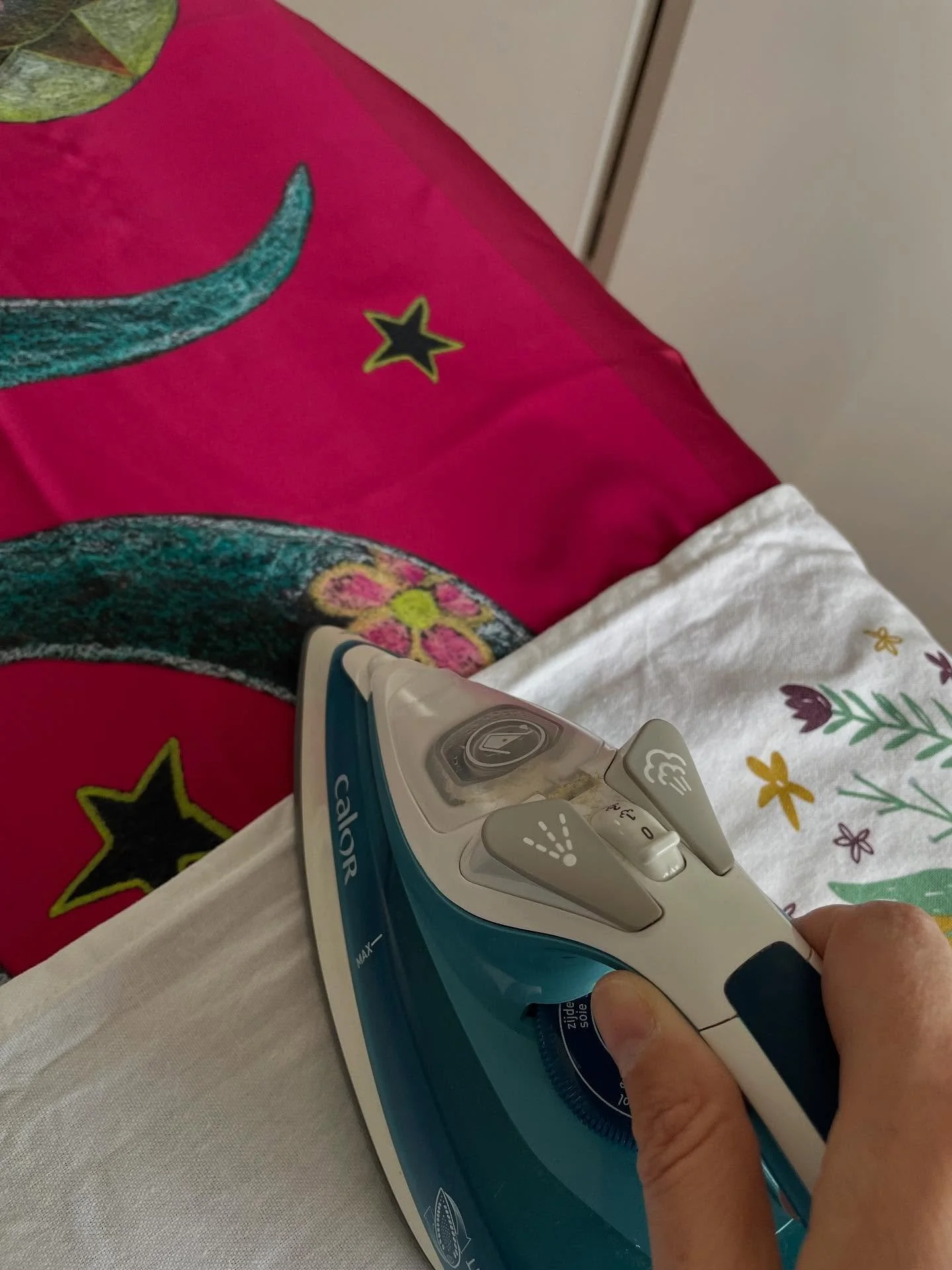 Aujourd&rsquo;hui je repasse les foulards en pr&eacute;paration de leur shooting photo. 
J&rsquo;en profite pour &eacute;couter le dernier album de Feu Chatterton et penser &agrave; ce que ces foulards me font faire et auquel je n&rsquo;avais jamais 