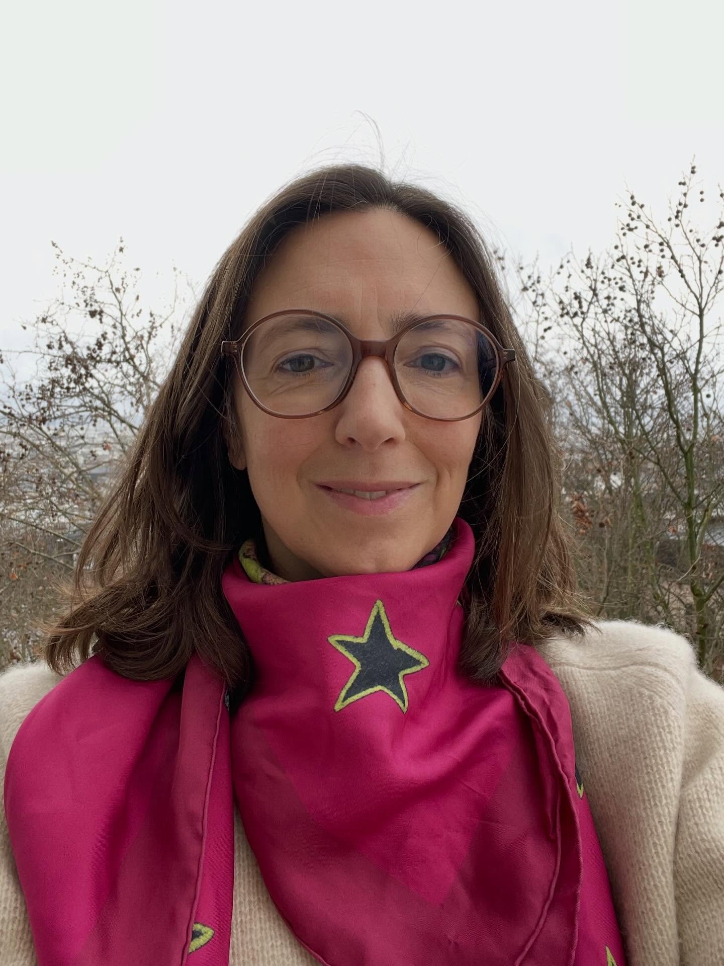 Aujourd&rsquo;hui je porte le grand foulard serpent. Je ne me prend pas la t&ecirc;te, je le pose simplement autour de mon cou faisant appara&icirc;tre le soleil ou les &eacute;toiles selon mon envie. Aujourd&rsquo;hui juste les &eacute;toiles ☺️

Vo