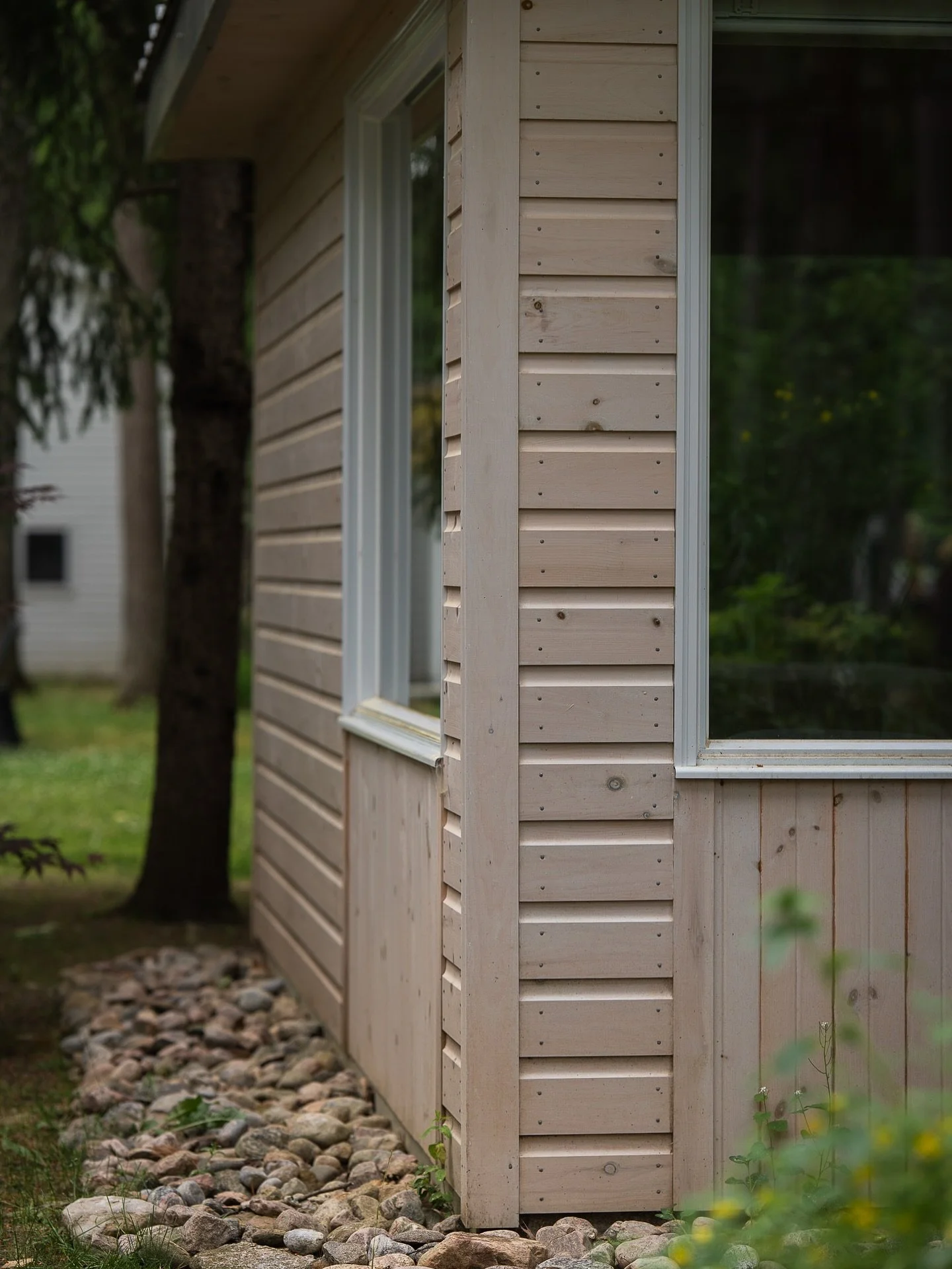 It’s all in the details at our Guest House project. Wood siding, simple landscaping and a shared space away from the main cottage made this space a perfect getaway!