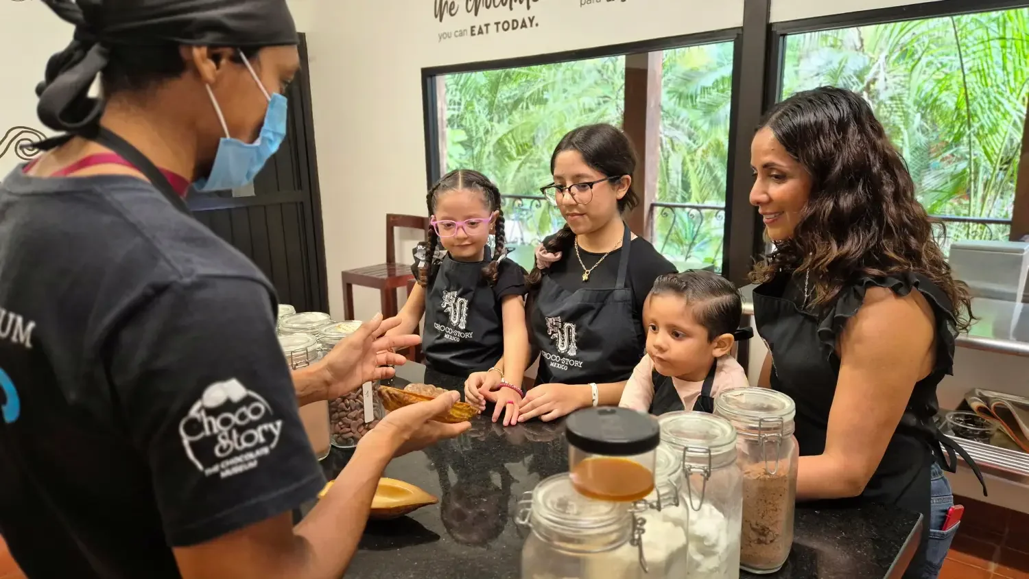 Taller de chocolate en museo Choco-Story Uxmal