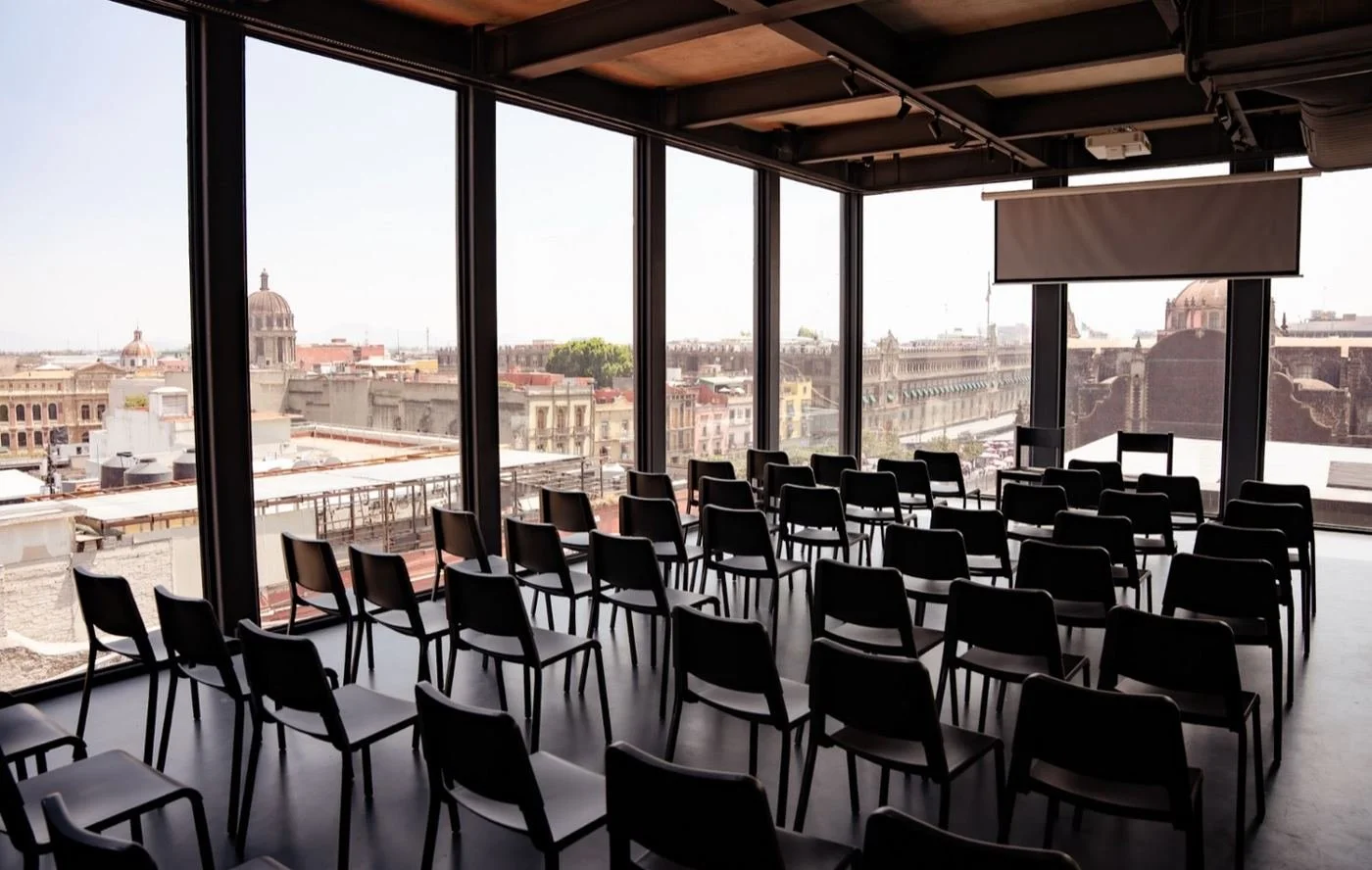 Auditorio de Choco-Story Zócalo con sillas en filas y ventanales al Centro Histórico