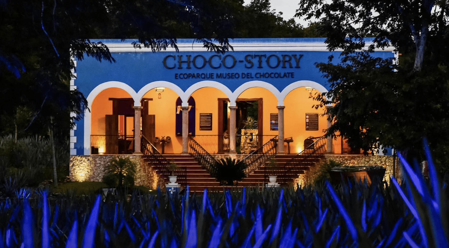 Choco-Story Uxmal fachada de noche
