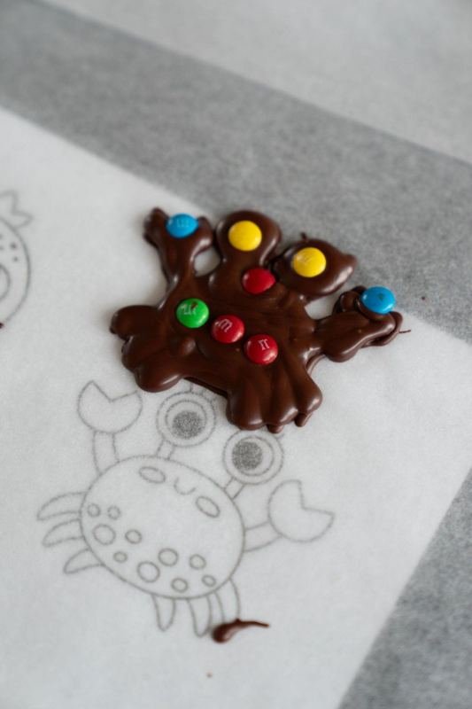 Figura de chocolate decorada por un niño en el taller