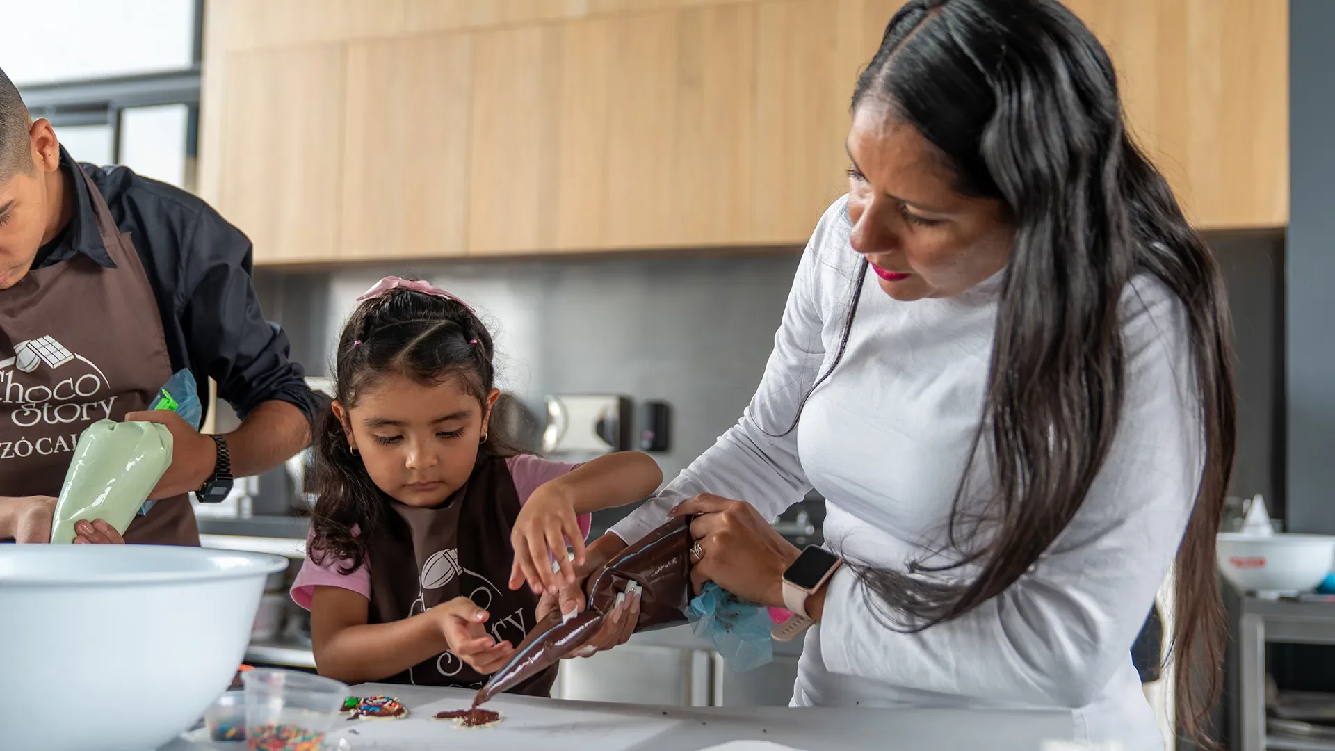 Mamma e figlia partecipano a un laboratorio sul cioccolato 