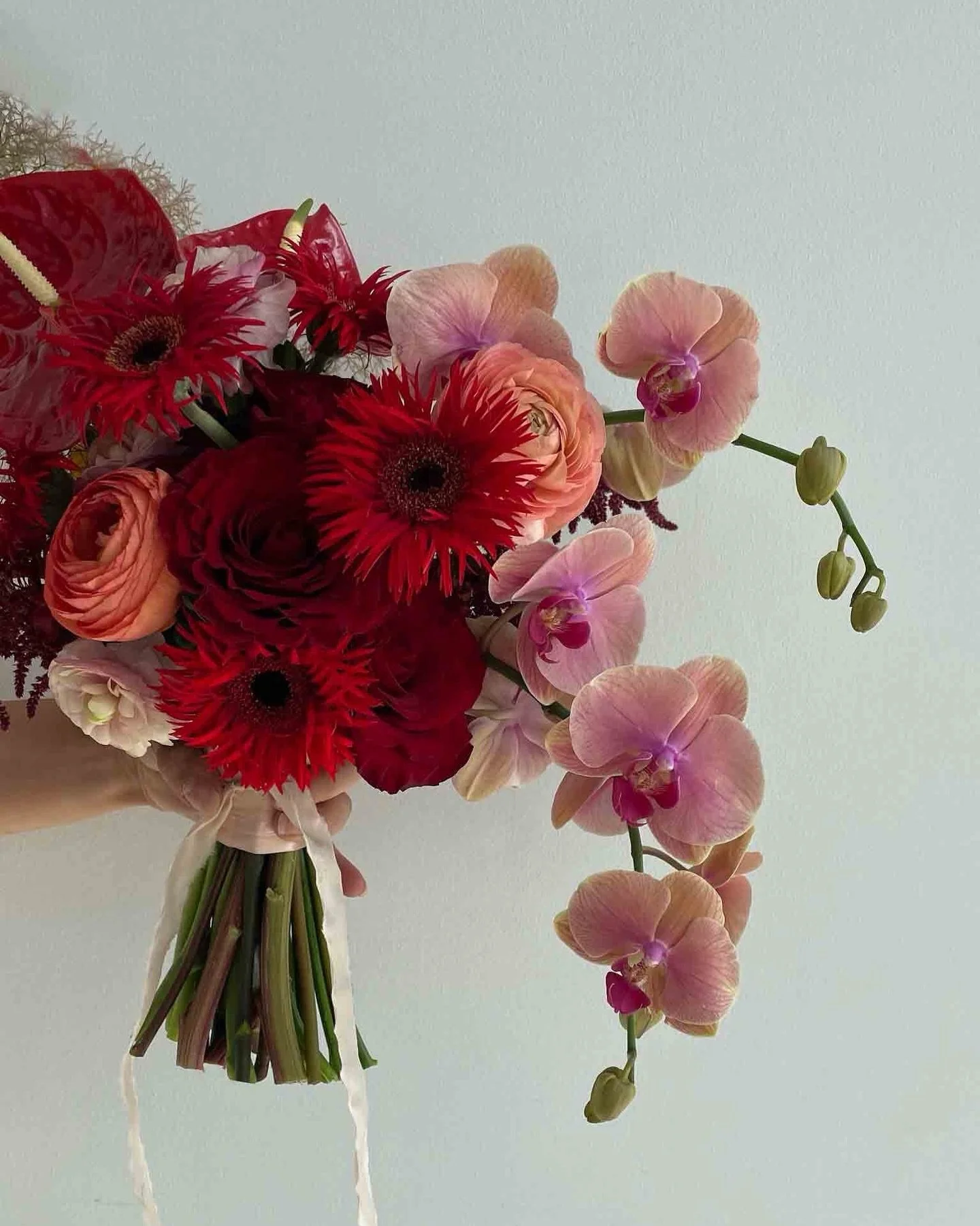 Bon matin de la part de ce bouquet parfait 💁&zwj;♀️

..

#floriflorafleurs #bouquetdemariee #weddingflorals #mtlflorist #fleuristemtl