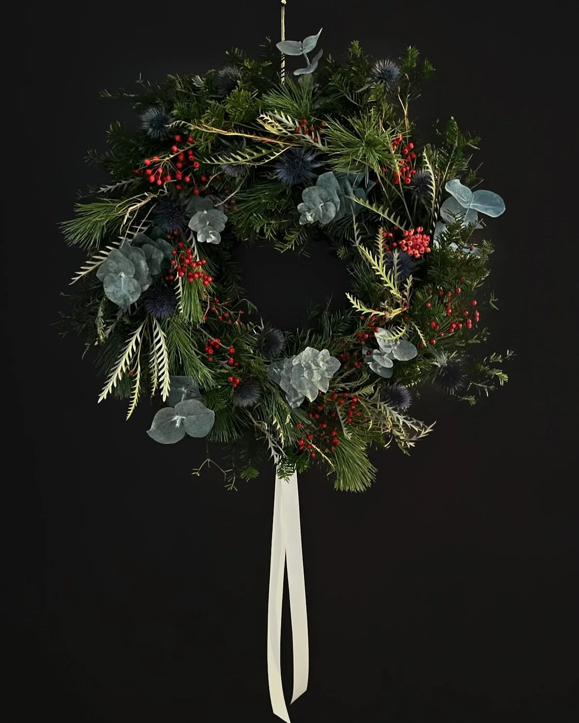 COURONNE MERRY BERRY 🫐🌲🍒
La Merry Berry est notre version de la couronne classique des F&ecirc;tes. Les traditionnelles grappes de Rose Hip et petits boutons d&rsquo;Eryngium ajoutent une touche color&eacute;e &agrave; la base de sapinage. Un verd