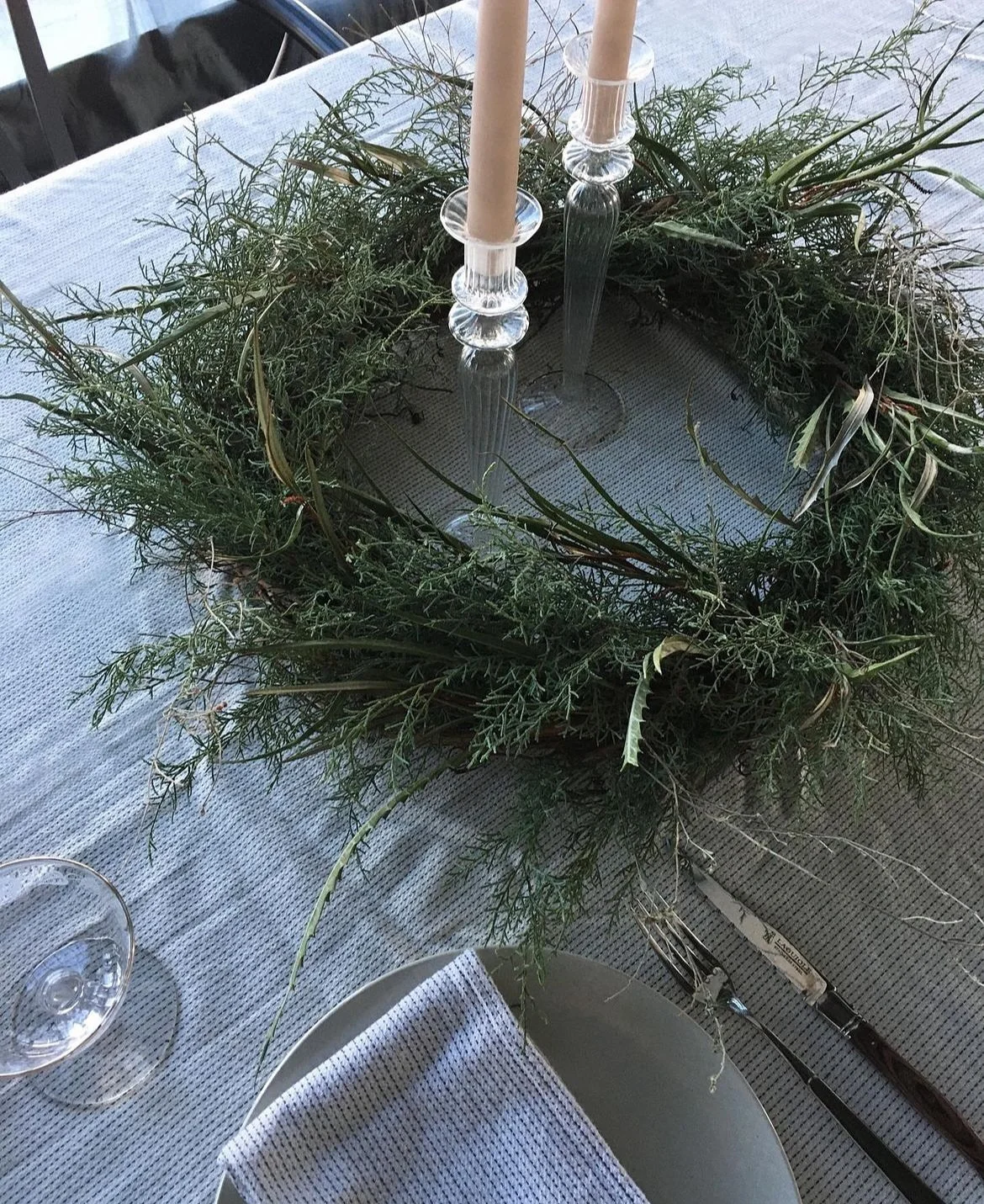 COURONNE FESTIVE 🌲🌿🌳
La couronne Festive est compos&eacute;e de Carolina Saphire, gr&eacute;velia, thym ou pin Australien pour une couronne minimaliste et toute en verdure. Cette composition met en valeur un m&eacute;lange sophistiqu&eacute; de te