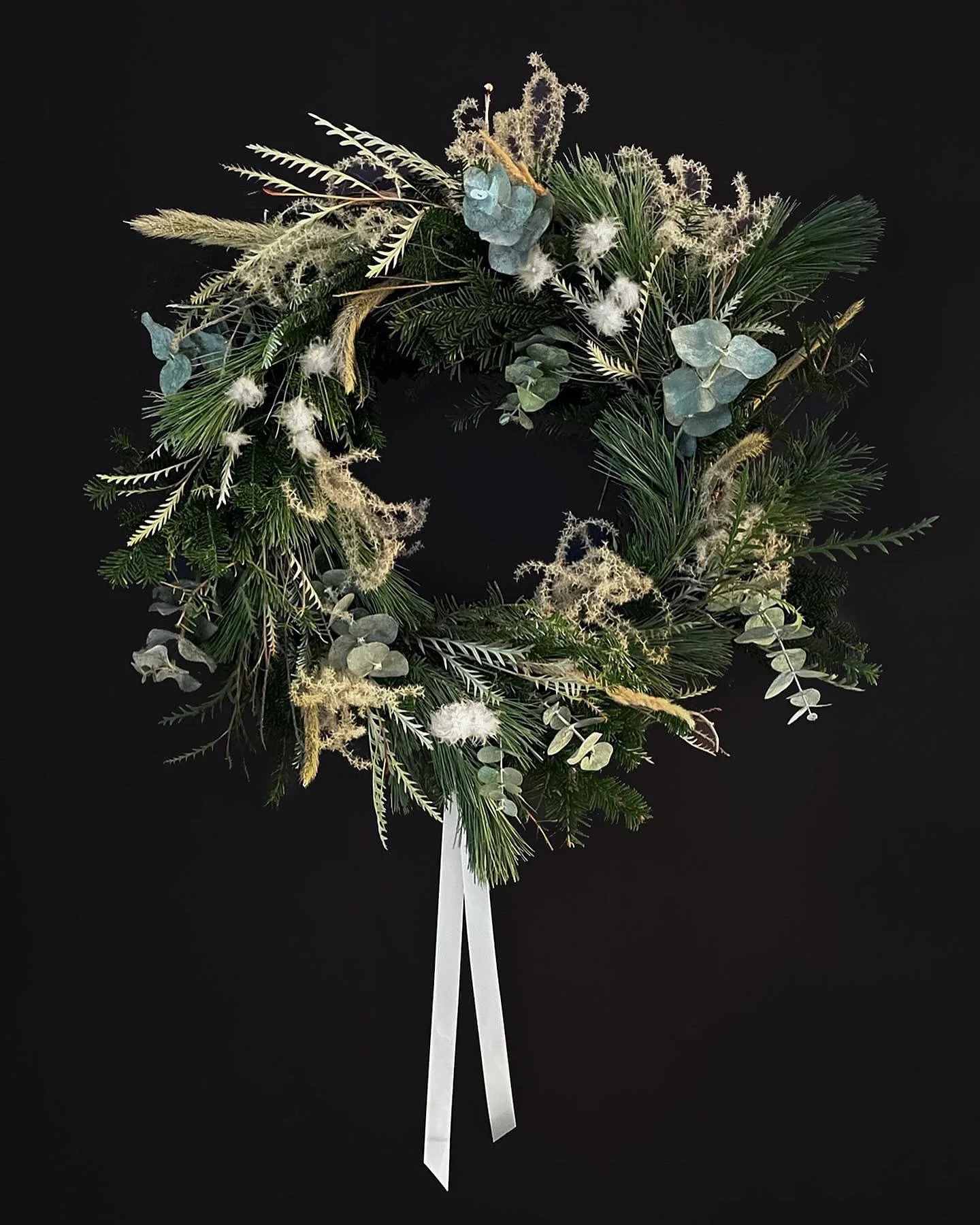 COURONNE FOLK 🌾🌲🍂
Notre couronne hivernale traditionnelle avec une twist vintage. La Folk Chic &eacute;mane un odorant m&eacute;lange de Pin Blanc et de Sapin Fraser, combin&eacute; &agrave; quelques tiges d&rsquo;Eucalyptus pour le plaisir de vos