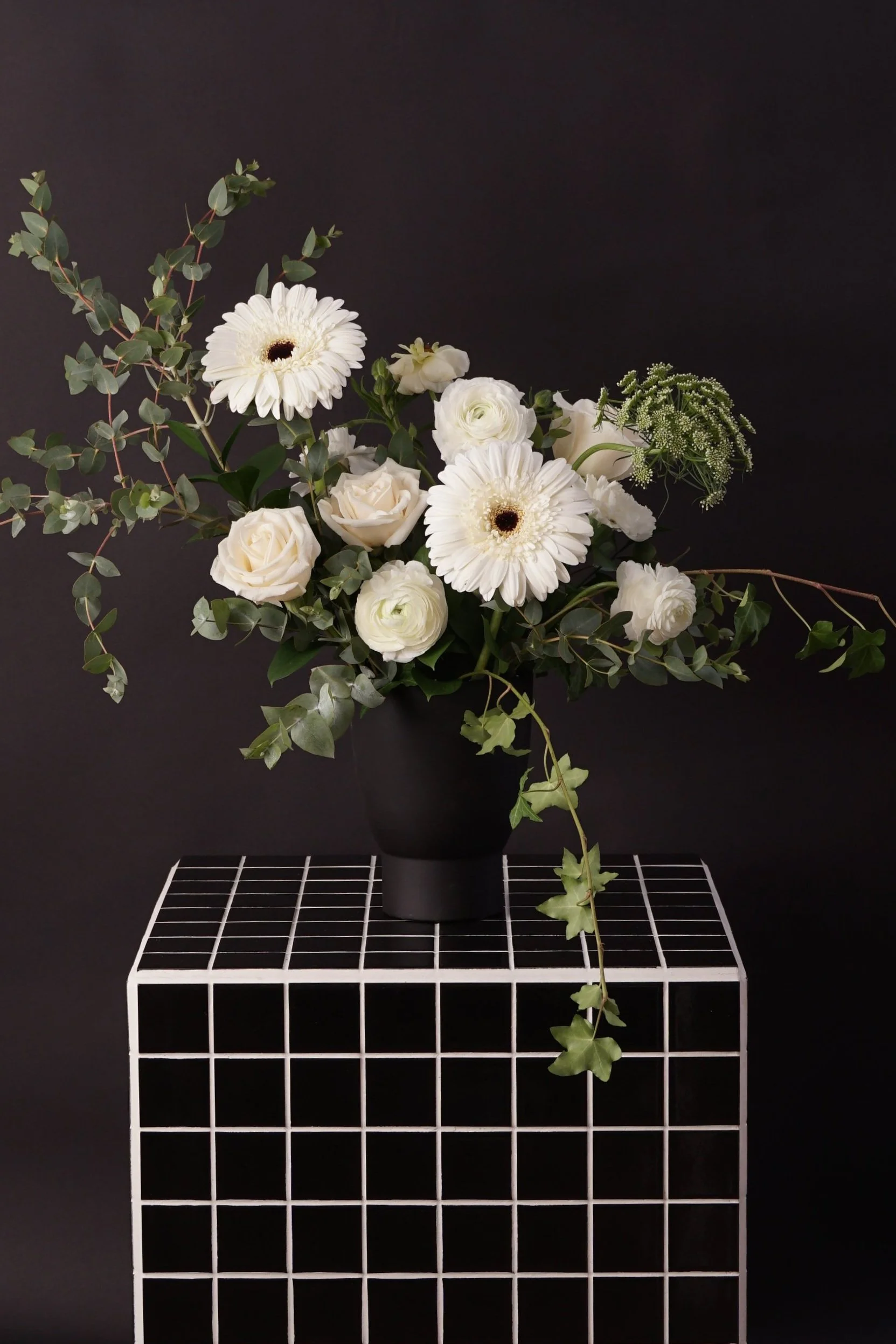 bouquet de fleurs blanches et feuillage vert