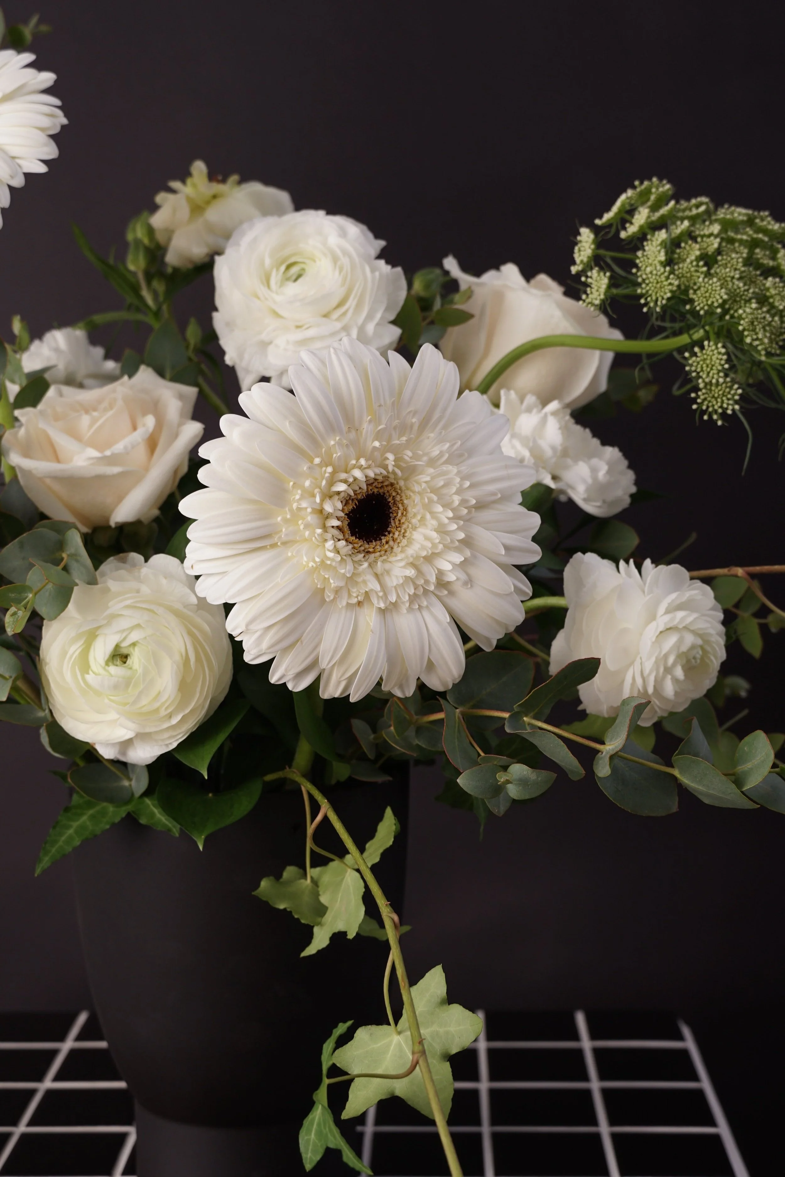 bouquet de fleurs blanches et feuillage vert