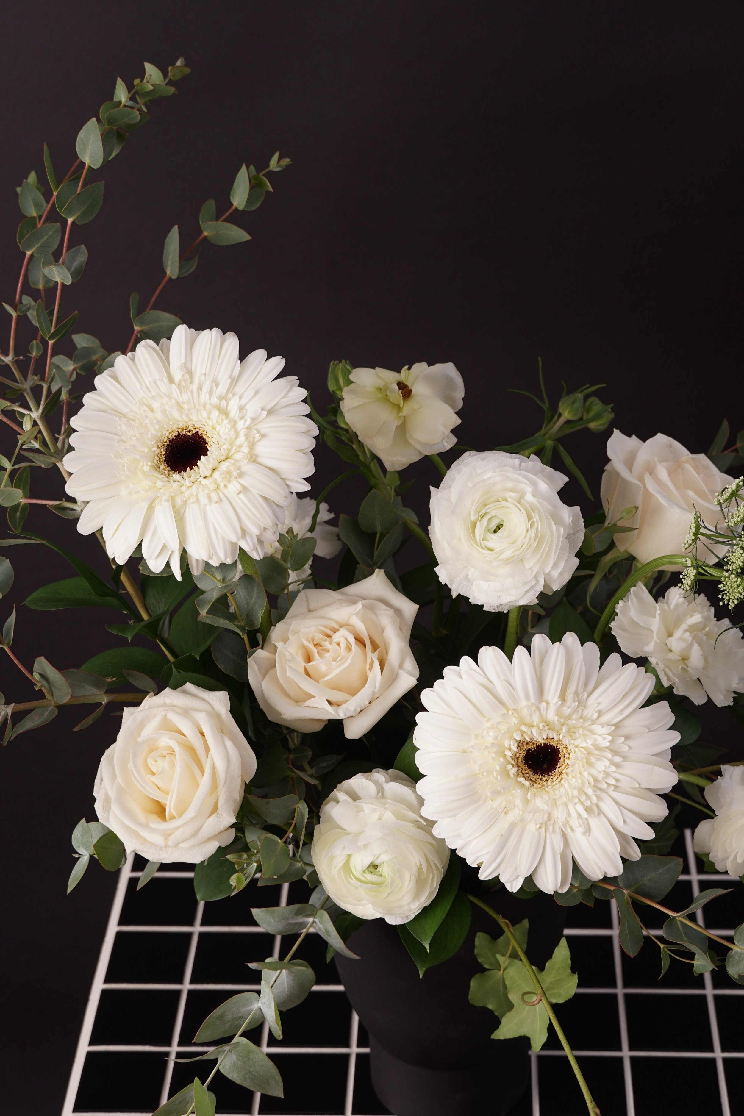 bouquet de fleurs blanches et feuillage vert