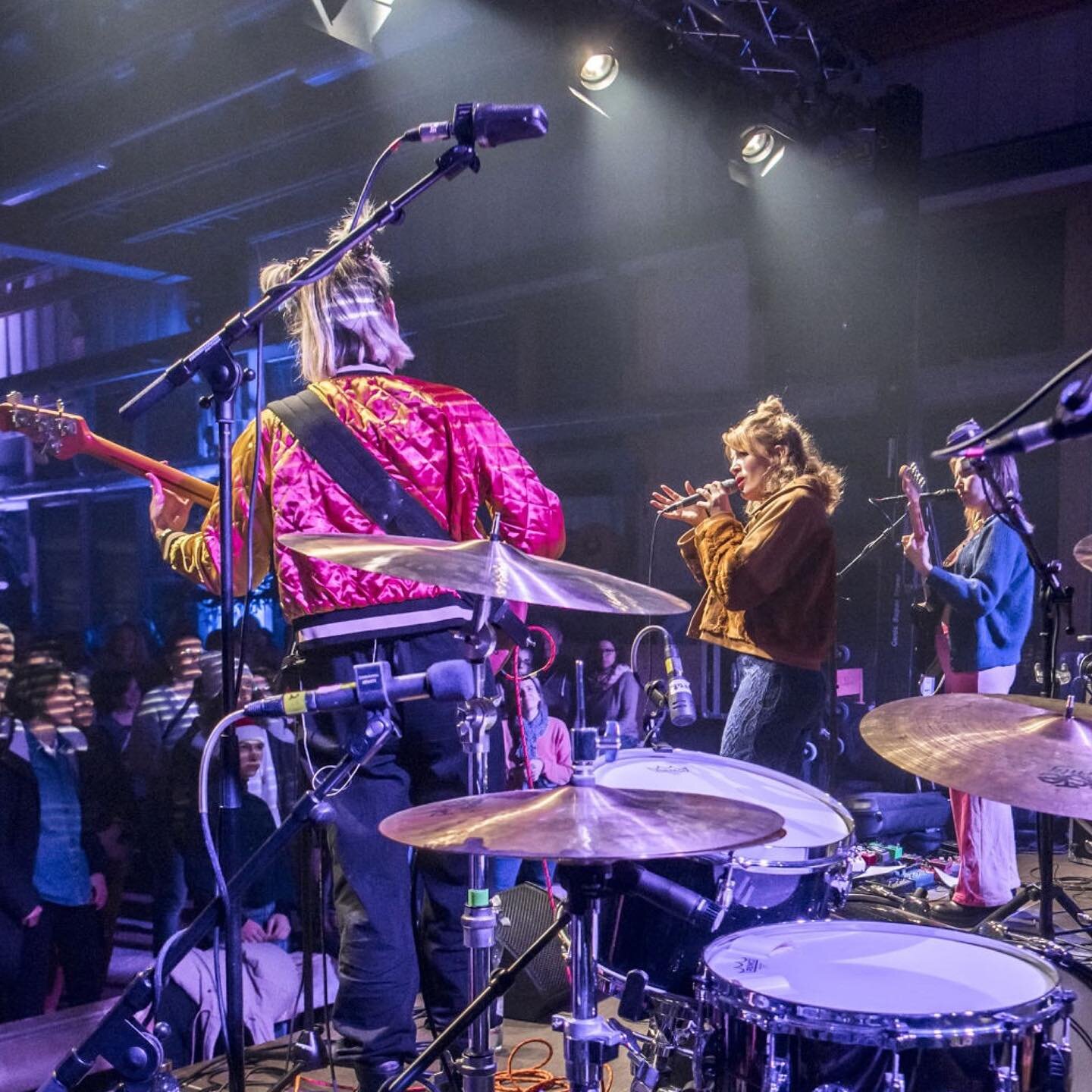 23.12.2023: AY WING

Wir lieben Girlpower ✨ Tolle S&auml;ngerin, tolle Band, noch tollere Stimmung! Ein amazing Abschlusskonzert 🧚🏻&zwj;♀️ @aywingmusic 

📸: @johannes_frigg 

#songbirdfestivaldavos #songbird #songbird23 #davos #kuenzliholz #livemu