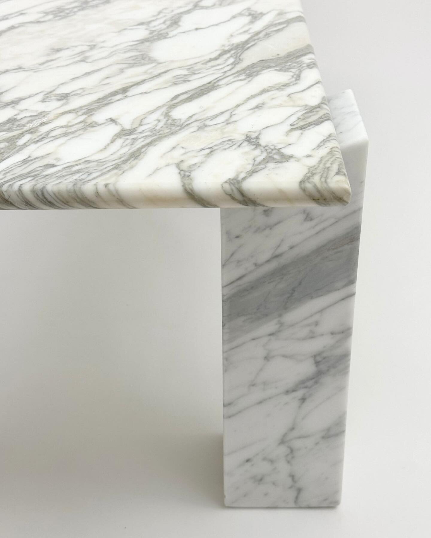 VV l Coming soon to our April collection, the extraordinary white and gray marble coffee table.
Elegant, Classic and Timeless this iconic is in excellent condition.

#vvinteriorhome #interiordesign #interiorstylist