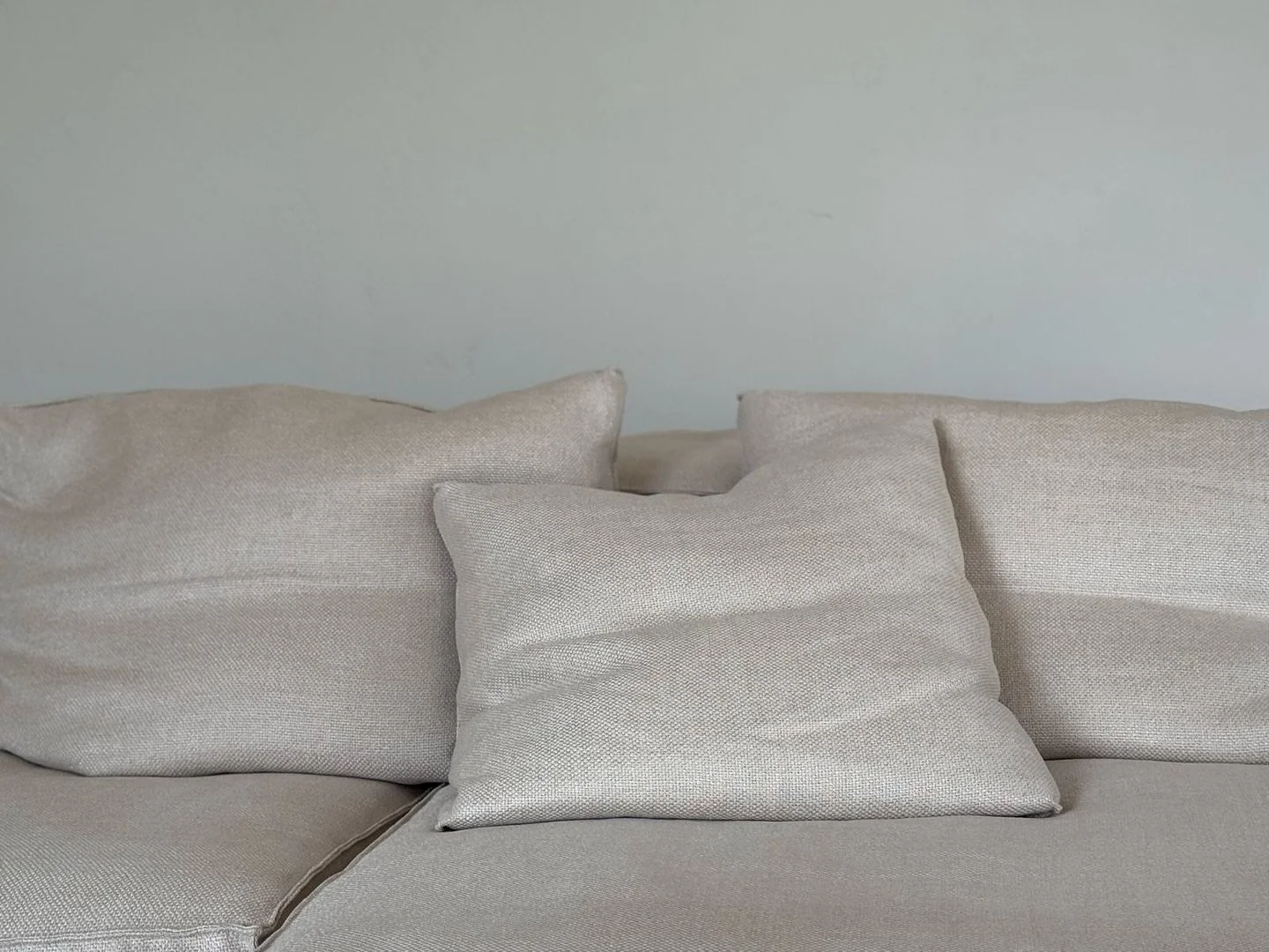 Our sofa, defined by clean lines and enveloping comfort, has found its new home in Geneva.
Once again, a single, well-chosen piece proves how it can transform the entire atmosphere of a space.
Quiet elegance. Subtle presence. Lasting impact.

#VVInte