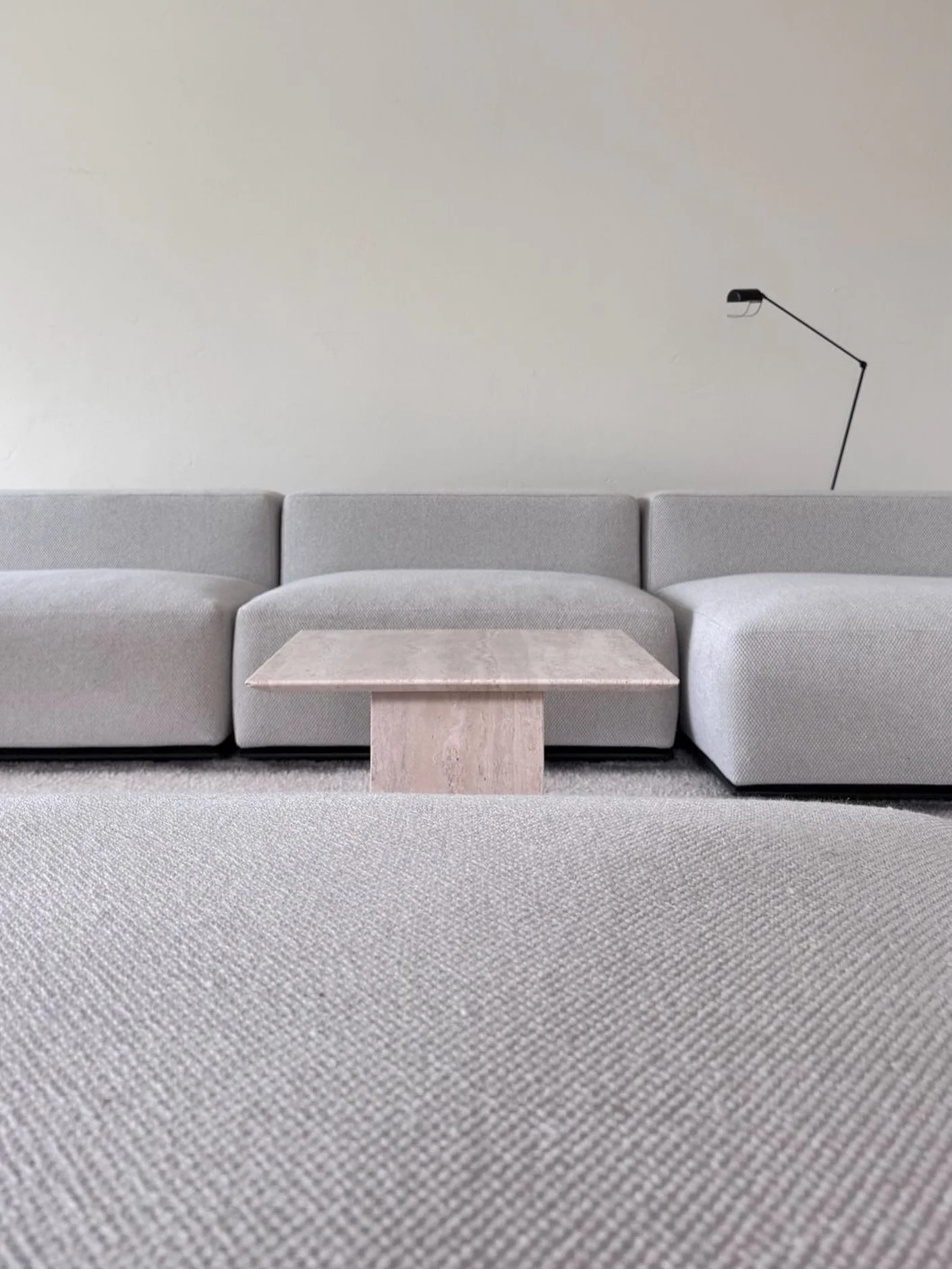 A dialogue between form and stillness.
Where stone meets softness, and space becomes a feeling.
Simplicity as the purest expression of beauty.

#vvinteriorhome #quietspaces #minimaldesign #interiorpoetry #travertinetable #wabisabi #timelessaesthetics