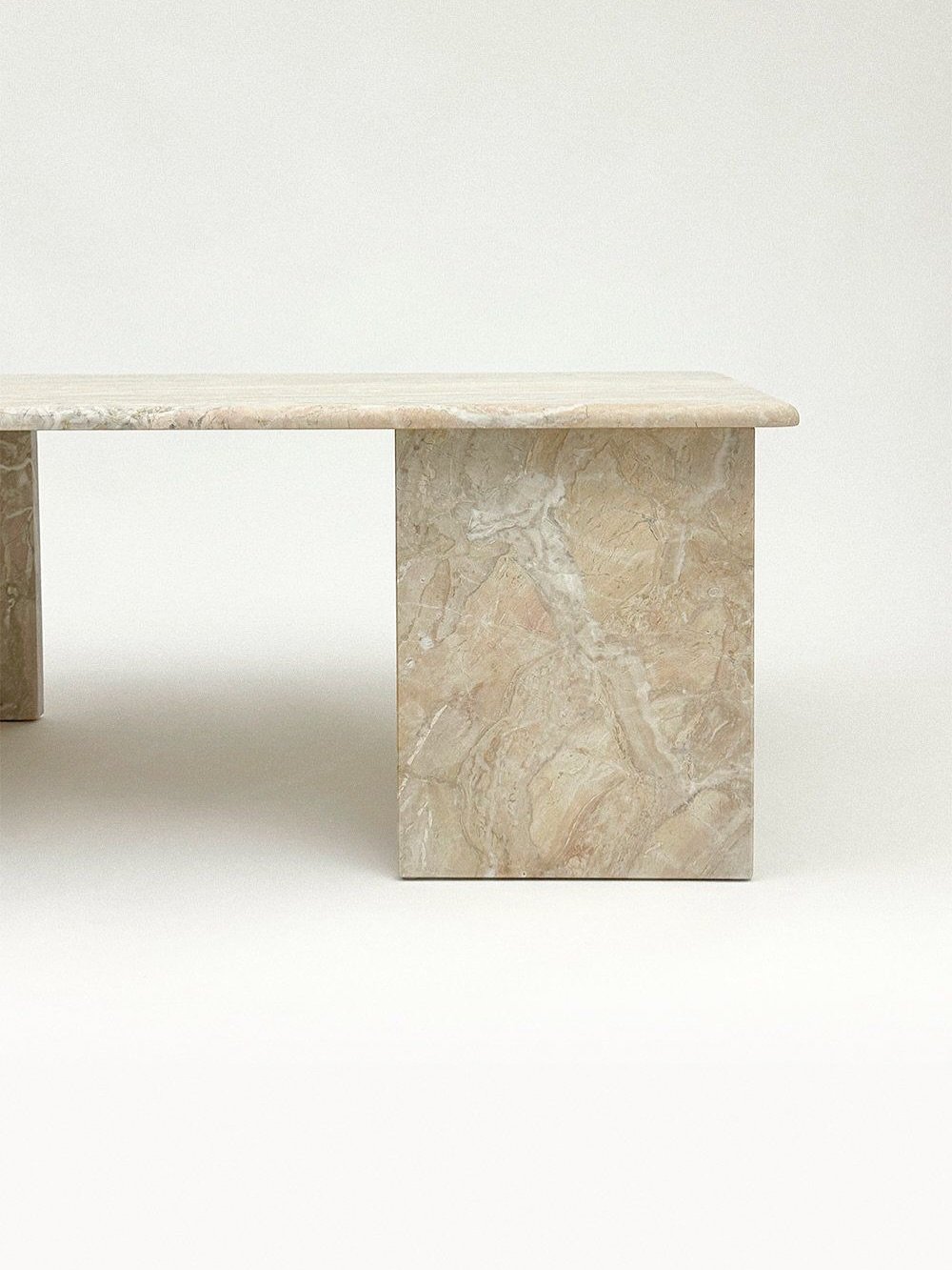 Soft geometry in stone.

Mid-century forms reinterpreted through quiet balance and natural tactility.
A dialogue between weight and lightness, time and material, curated in Lucerne.

#VVInteriorHome #CuratedDesign #VintageMarble #MidCenturyForm #Scul