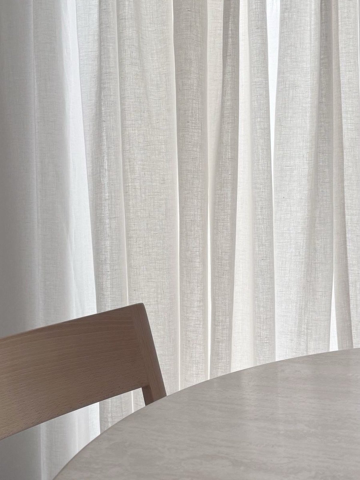 Stillness in form.
A vintage travertine dining table.
Every vein, a trace of time; every imperfection, an echo of the earth&rsquo;s quiet craftsmanship.

#VVInteriorHome #TravertineTable #LucerneDesign #CuratedObjects #VintageDesign #NaturalStone #Ti