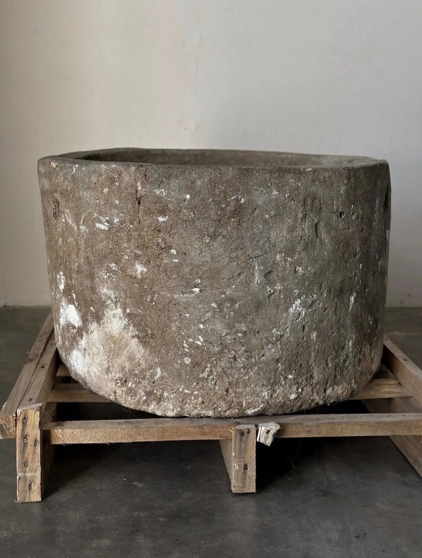 Very soon you will be able to discover our new selection of antique stone planters, unique pieces where rustic beauty and natural elegance meet in perfect harmony.

Each one carries the trace of time: imperfect textures, mineral tones and a quiet pre