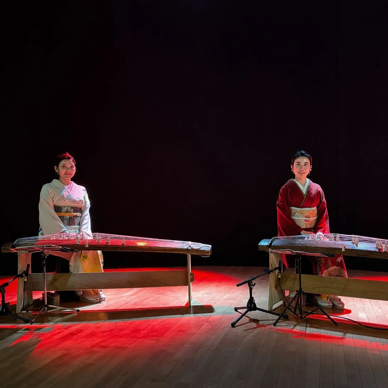 A moment suspended between sound and silence.
Where tradition is not performed, but embodied.

Toulouse.
A koto performance.

Un moment suspendu entre le son et le silence.
O&ugrave; la tradition ne se repr&eacute;sente pas, mais s&rsquo;incarne.

トゥ