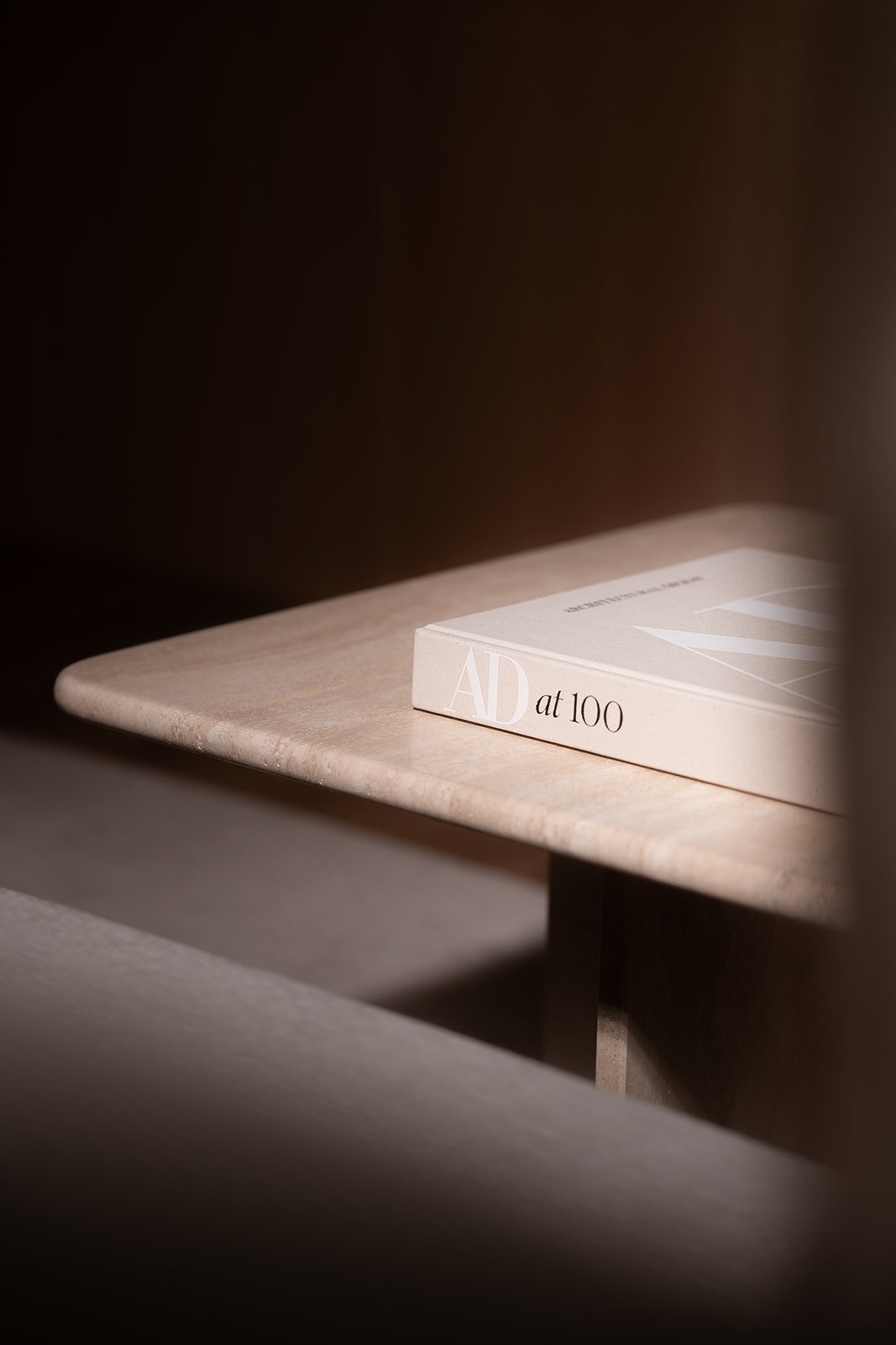 vv-interior-home-travertine-table-ad-at-100-crans-montana-riccardo-rossi-cornelia-kindsvater.jpg