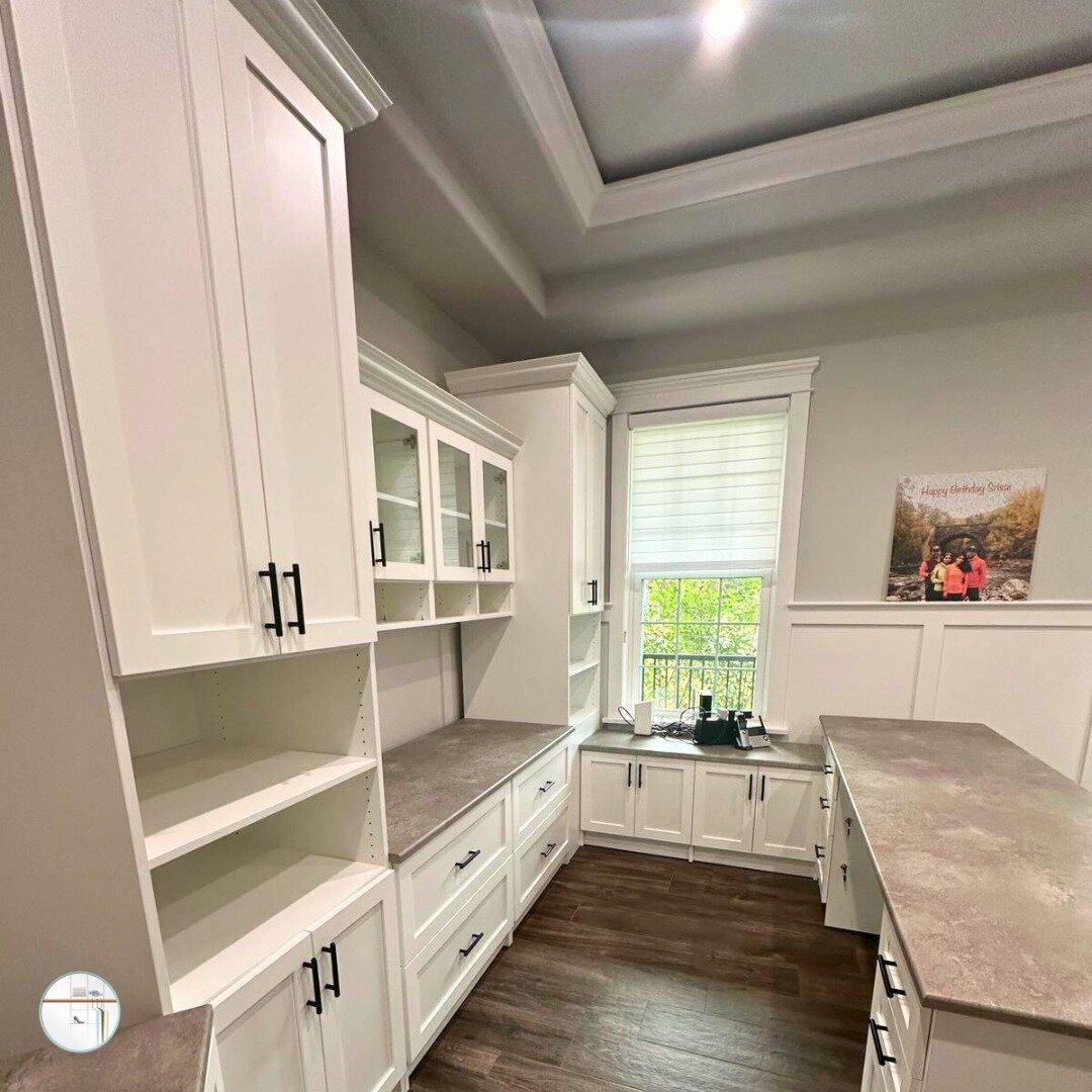 Check out this home office makeover featuring stunning white shaker cabinets  sleek black pulls. Our attention to detail shines through with soft-close drawers, crown molding, and clear glass inserts.

🔍 Take a closer look at the highlights:

✨ Hard