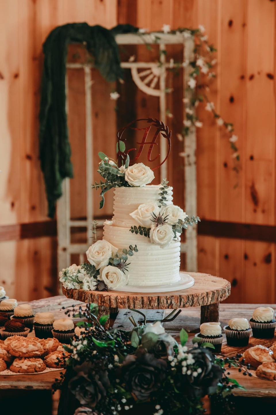 Best-Bakery-Kansas-City-fresh-made-custom-wedding-cake.jpg