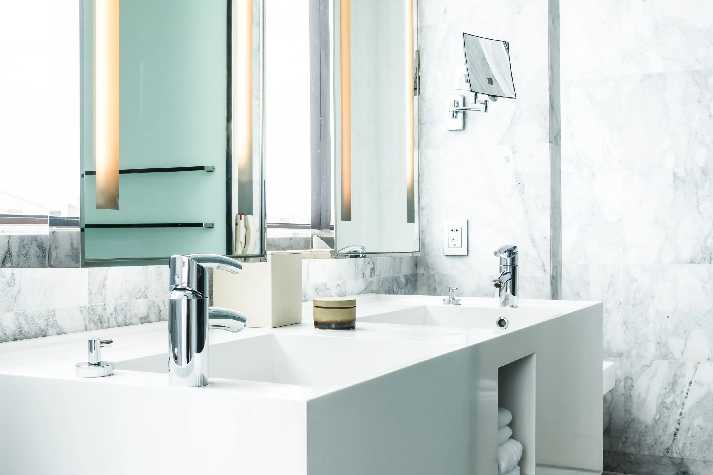 white-porcelain-sink-with-towels.jpg