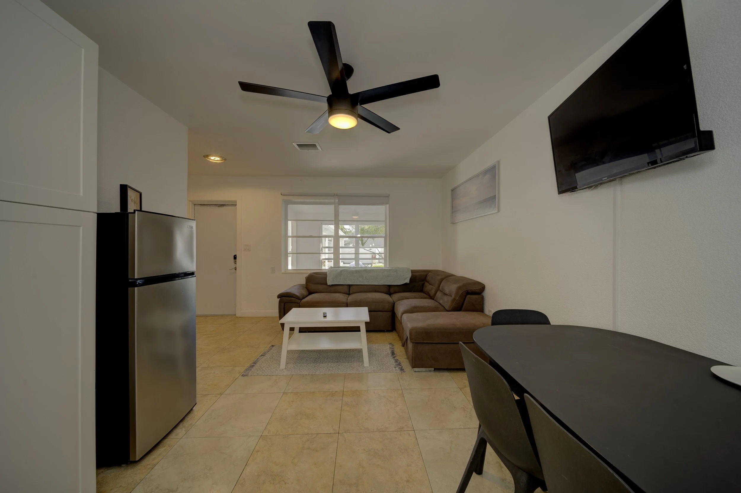 SuitesByTheBeach_Suite E 10.jpg