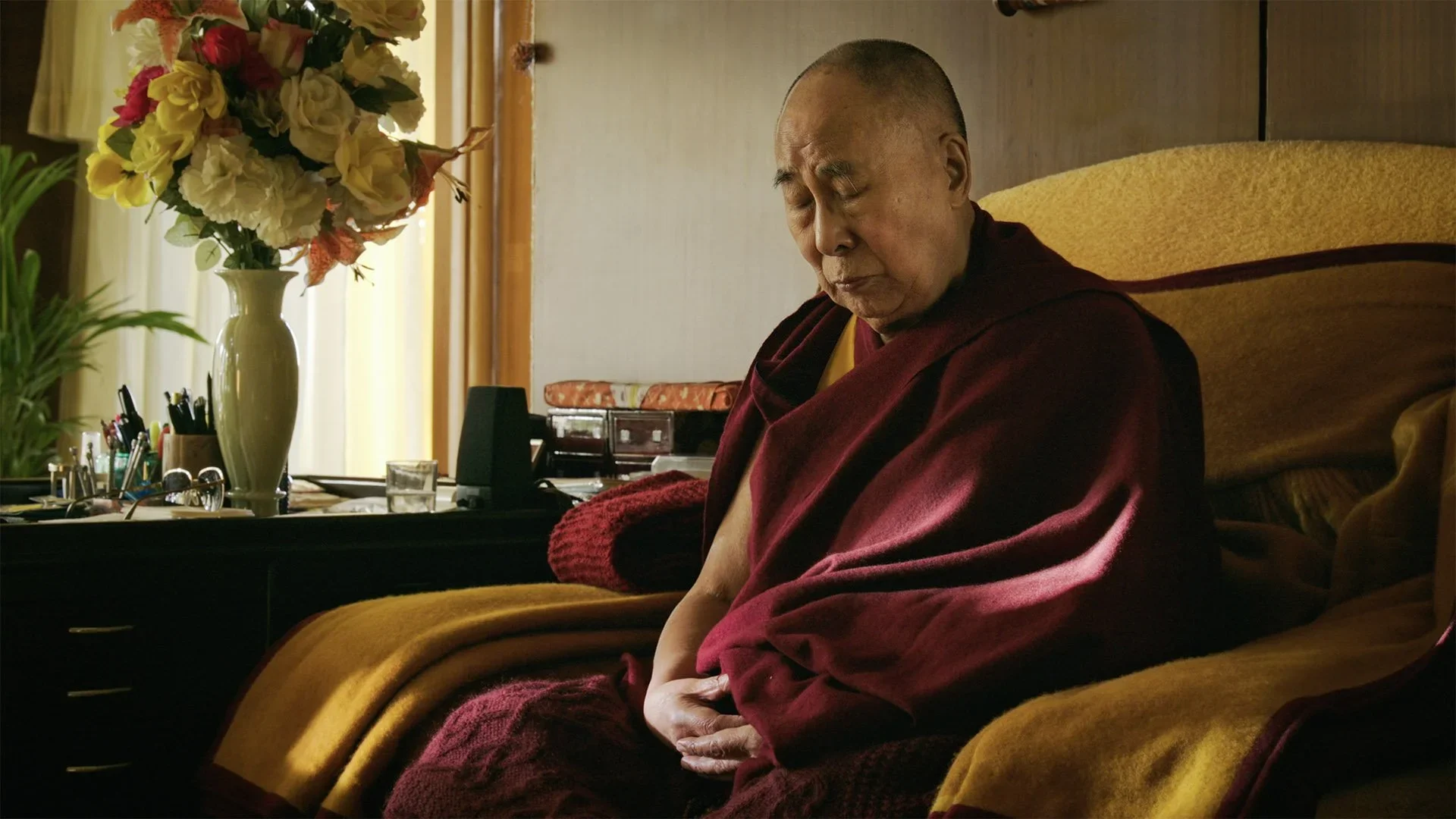 Untitled-4_0003_14_WISDOM+OF+HAPPINESS_The+Dalai+Lama+in+meditation_Copyright+Das+Kollektiv+GmbH.webp