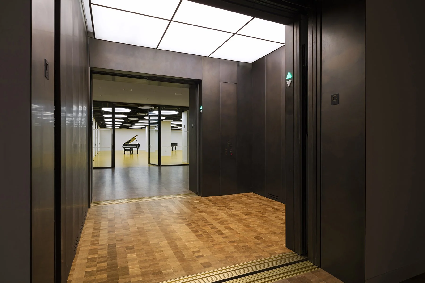 Int. Piano Showroom