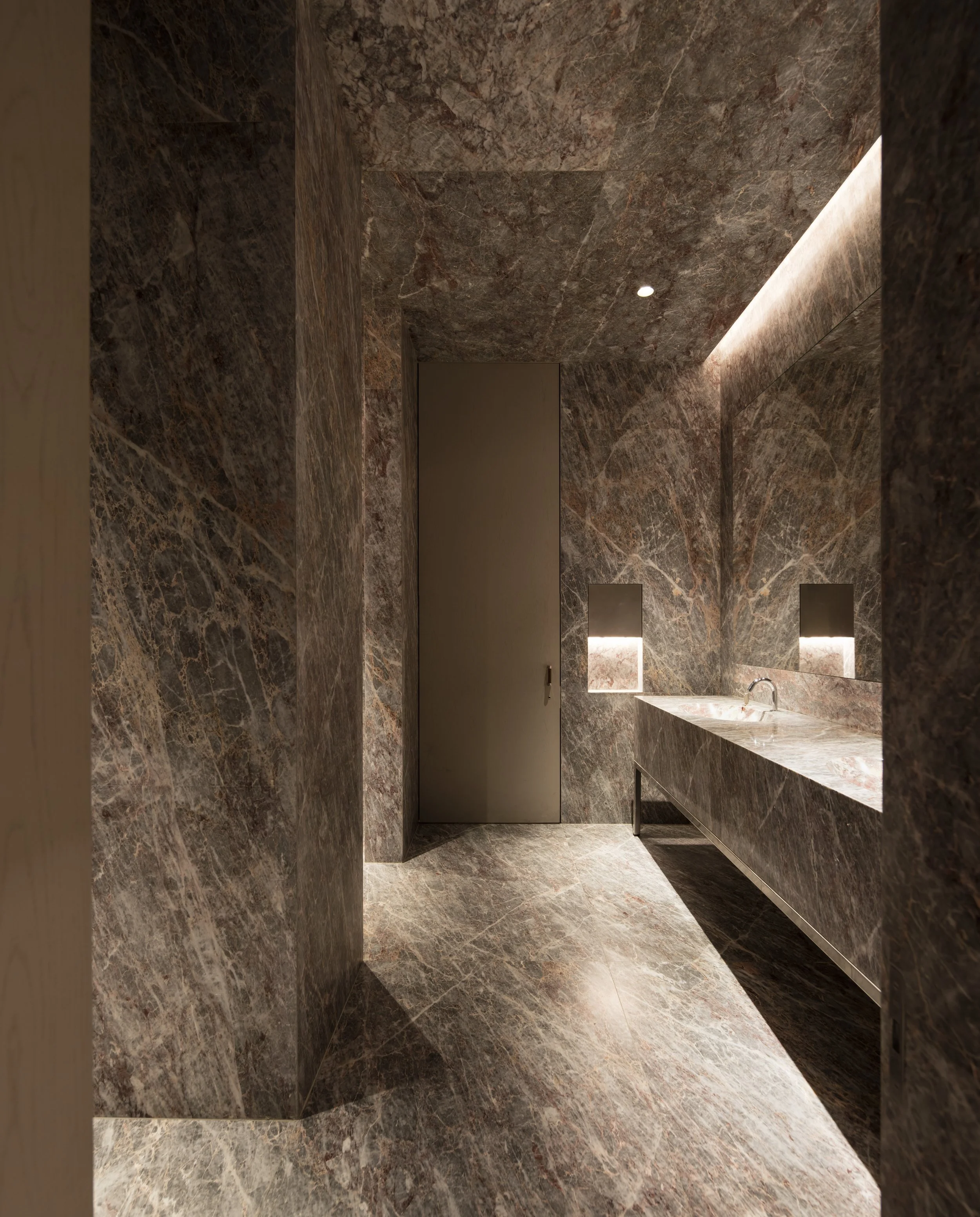Int. High End Restaurant Restroom