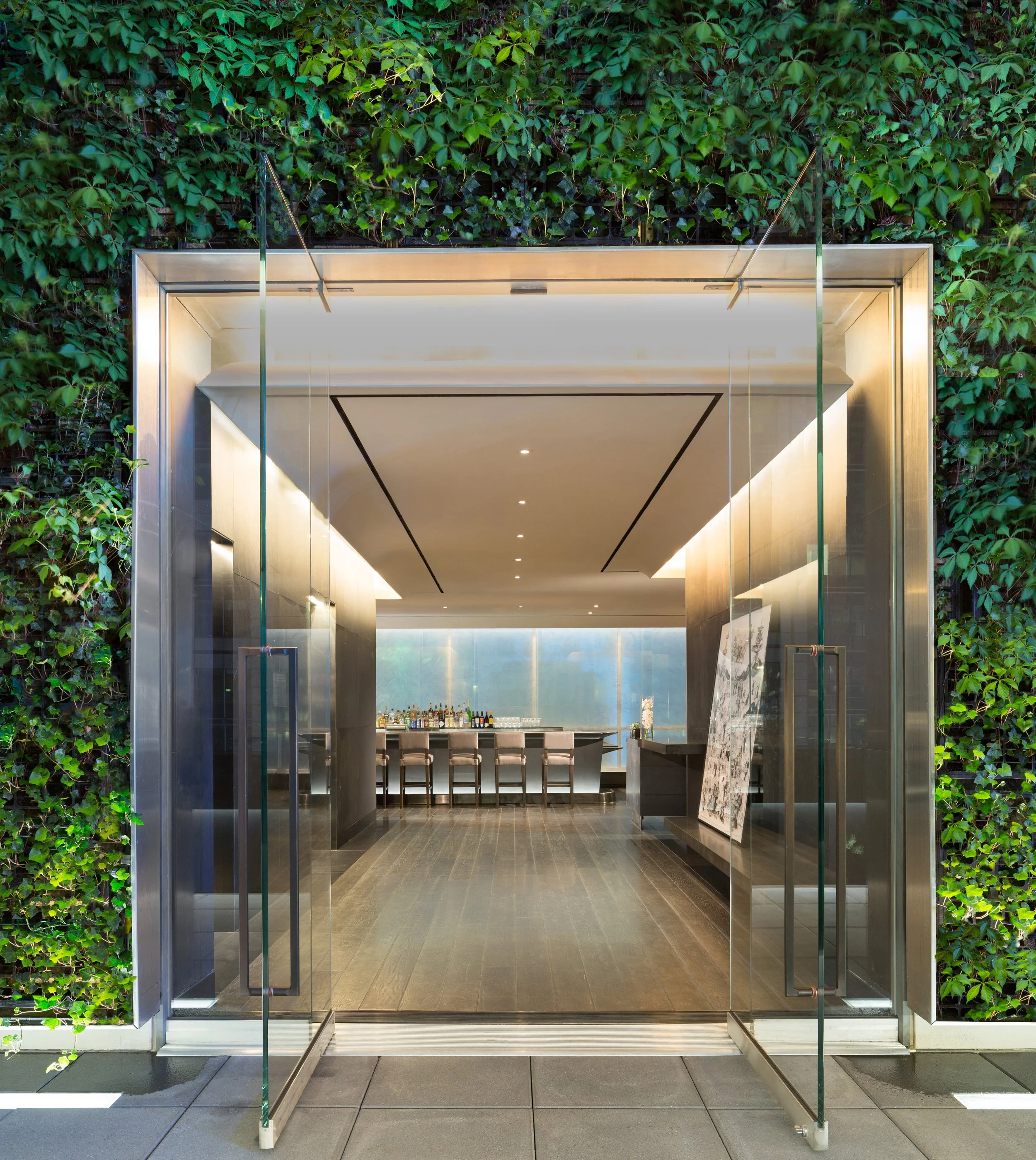 Ext. Hotel Restaurant Green Wall