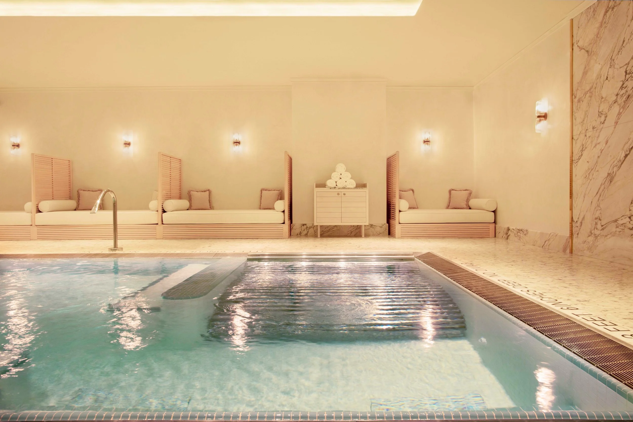Int. Hotel Pool