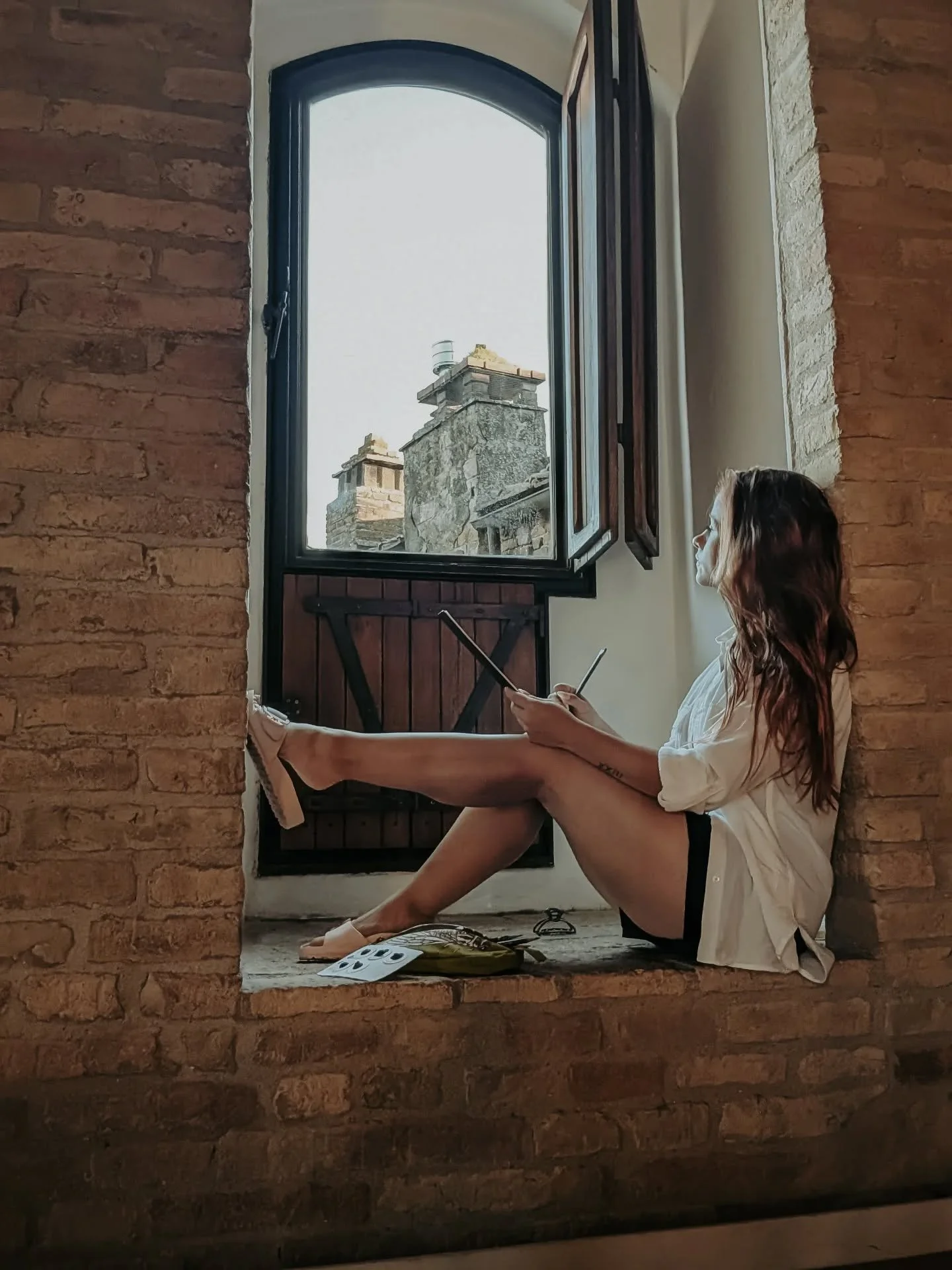 I spent most of September in Italy.
I can't wait to share more of that with you.
It was hot, beautiful, crowded but immensely inspiring.
.
I've always loved old things, vintage things, antiques.
That love was revived spending time in a place that tre