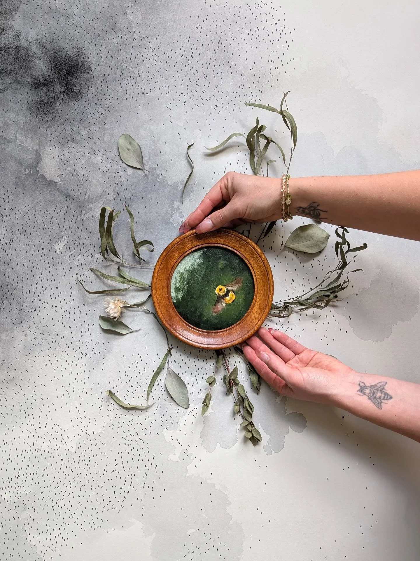 A lil bit of green for these winter white days.
The studio is resting, I'm resting...sort of.
Excited to play with some ideas soon 💚
Have a wonderful Wednesday my friends.
Xo.