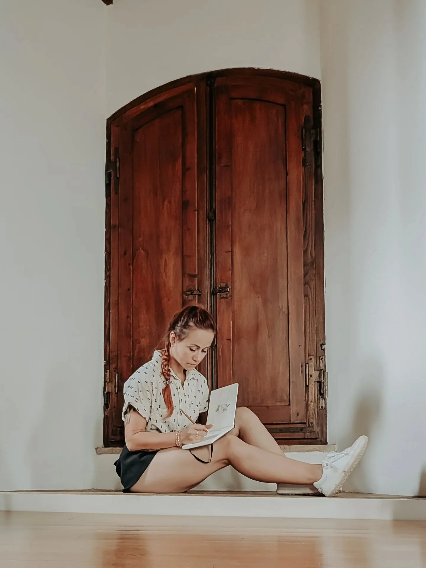 What a year.
2025:
Art. 
Bees.
Animals.
Gym.
Pets.
Gardens.
Italy.
Harvests.
Reflections.
Family.
Friends new and old.
Lots of glimmers. Still some sadness.
Doubt, belief.
All things balanced.
Hard to sum up a month's worth in 4 photos.
But they all 